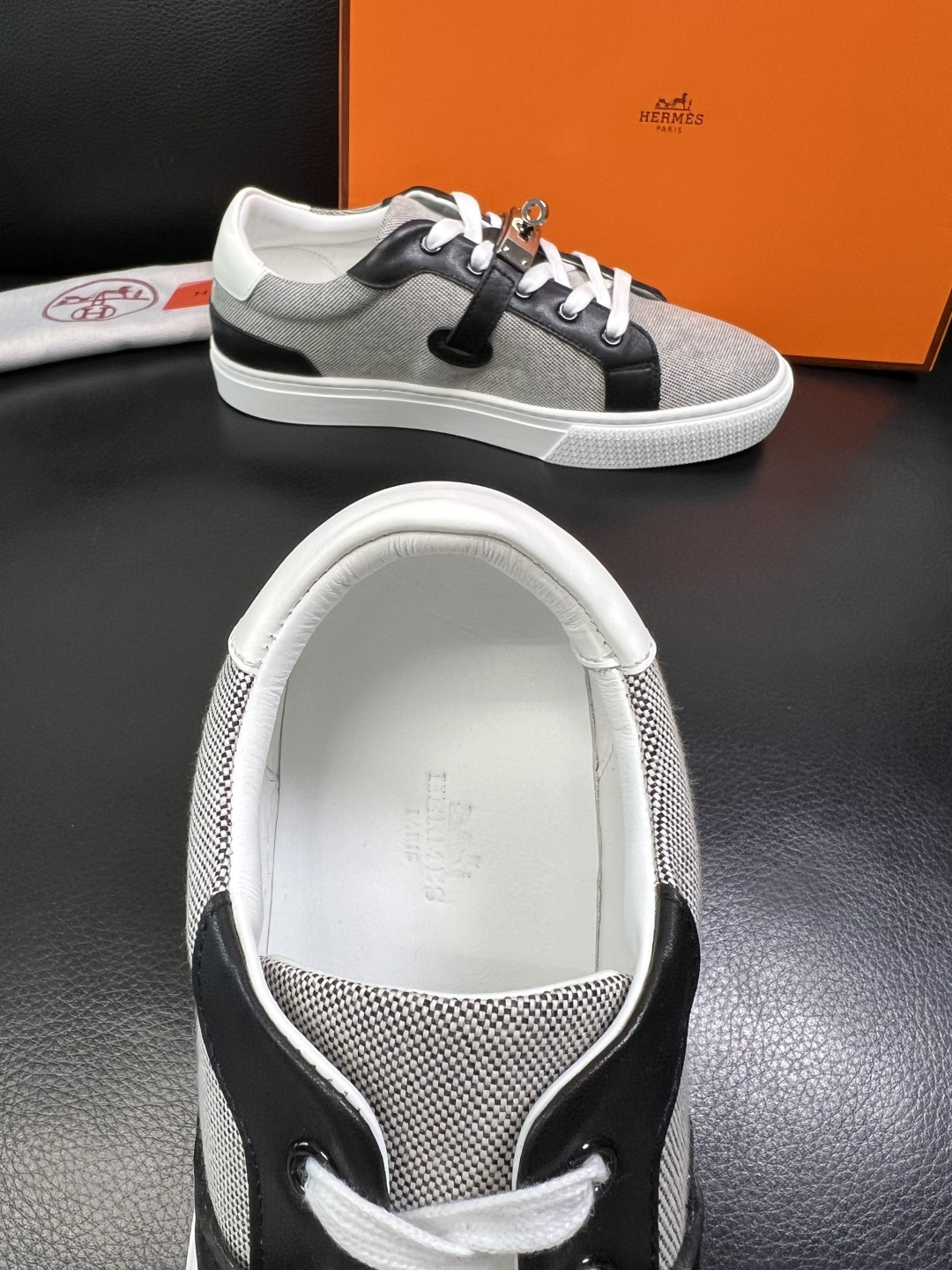 Hermes 高品质 顶级工艺品 爱马仕 专柜同步发售原厂配置，意大利进口原版牛皮面料，高品质拼接工艺，