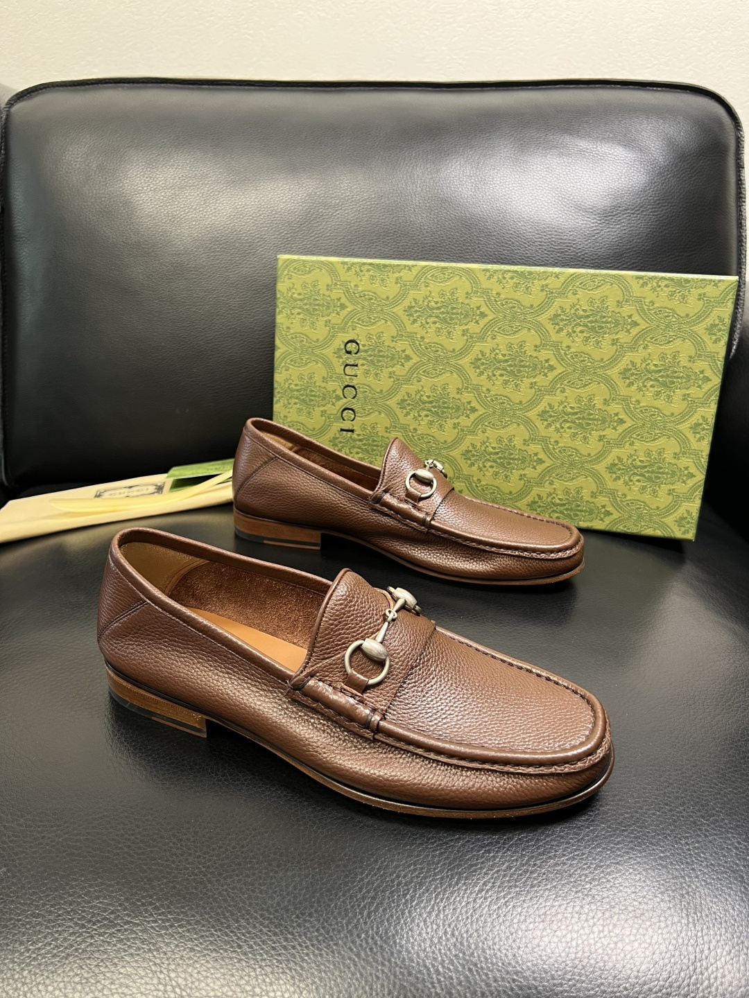 NO:620830,Gucci's top crafts Gucci leather shoes series counter synchronization, original factory configuration, original cowhide imported from Italy, imported water-dyed cowhide, soles specially provided by the original factory and super comfortable, original factory and single goods high quality, welcome to compare and synchronize with the counter, code number 39-44 (customized 38 45 46),,gucci,cowhide19860909Gucci 顶级工艺品 古奇 皮鞋系列专柜同步 原厂配置,意大利进口原版牛皮,进口水染牛里 ,鞋底原厂特供原版底超级舒适,原厂跟单货 高品质,欢迎对比专柜同步,码数 39-44（订做38 45 46）,,gucci,cowhide,Men's shoes