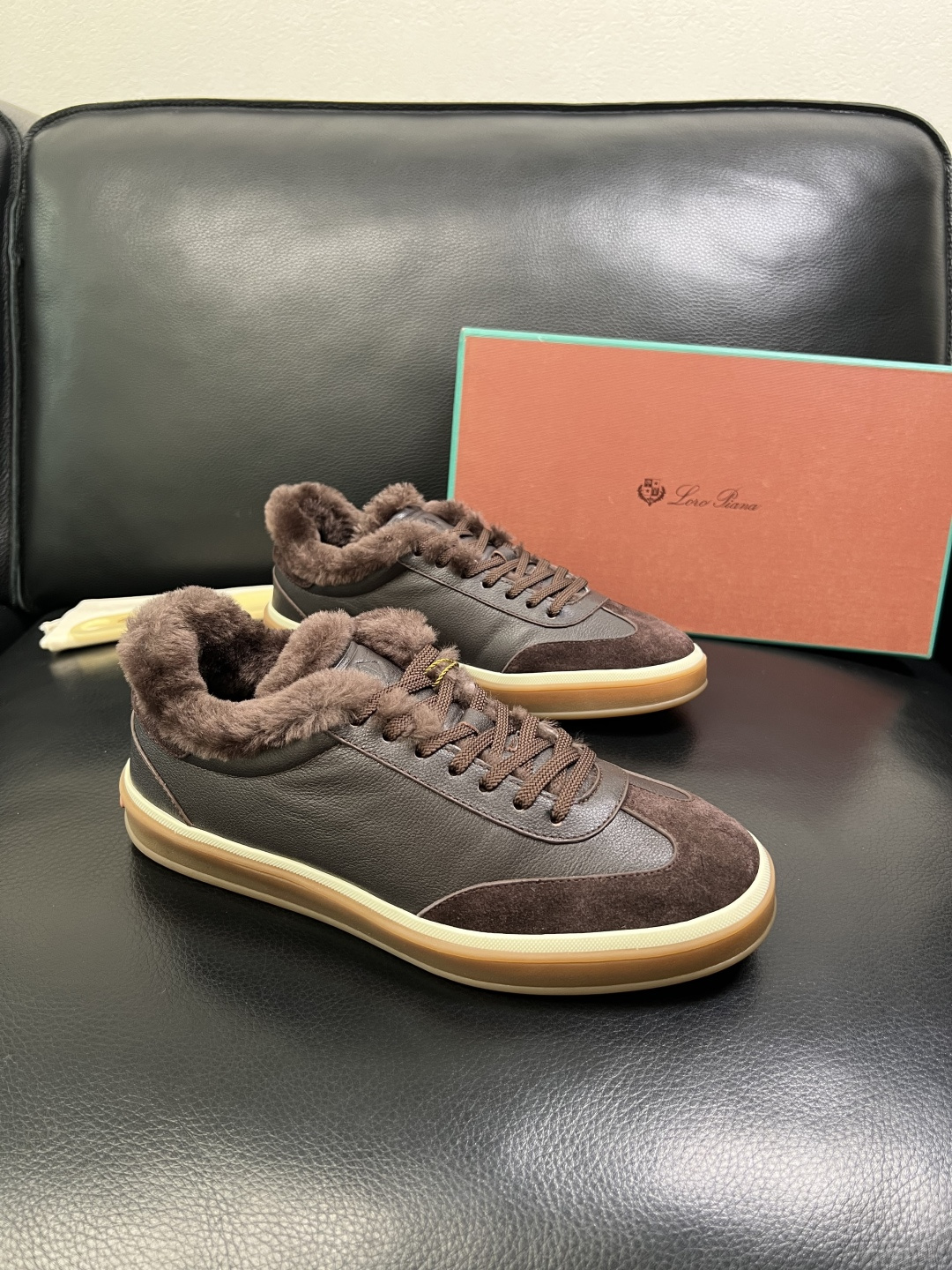 NO:620837,Loro piana is a high-quality top handicraft. The new product counter is equipped with the original factory. The upper is made of cowhide fabric imported from Italy. The lambswool lining is warm and comfortable. High-quality splicing technology. The sole is specially provided by the original factory. The exclusive molded sole is super comfortable. The original factory and single goods are welcome to compare. The code number is 39-44 (order 45 46), loro piana,cowhide19860909Loro piana 高品质 顶级工艺品 诺悠翩雅 新品专柜同步原厂配置,鞋面意大利进口牛皮面料,羔羊毛内里保暖舒适,高品质拼接工艺,鞋底原厂特供原版底,独家活动成型底超级舒适,原厂跟单货,欢迎对比,码数 39-44（ 订 45 46）,,loro piana,cowhide,Men's shoes