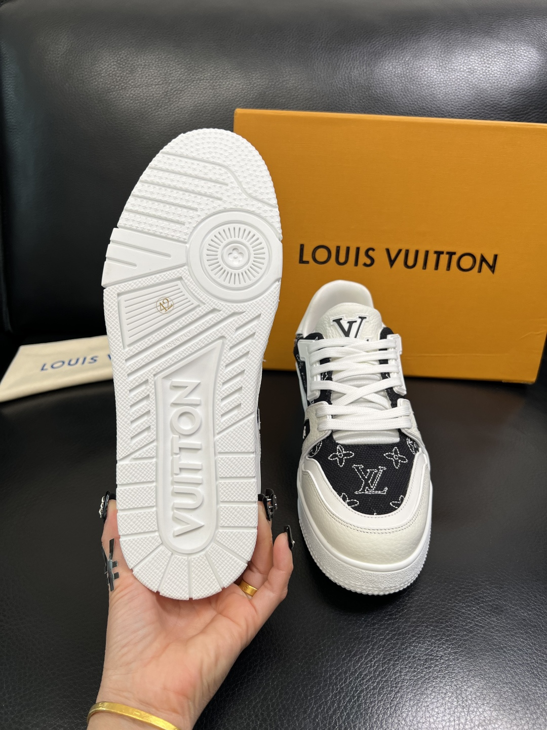 Lv 高品质 顶级工艺品 路易威登，运动板鞋专柜同步，鞋面意大利进口，高品质拼接缤纷色彩复杂工艺品，进口