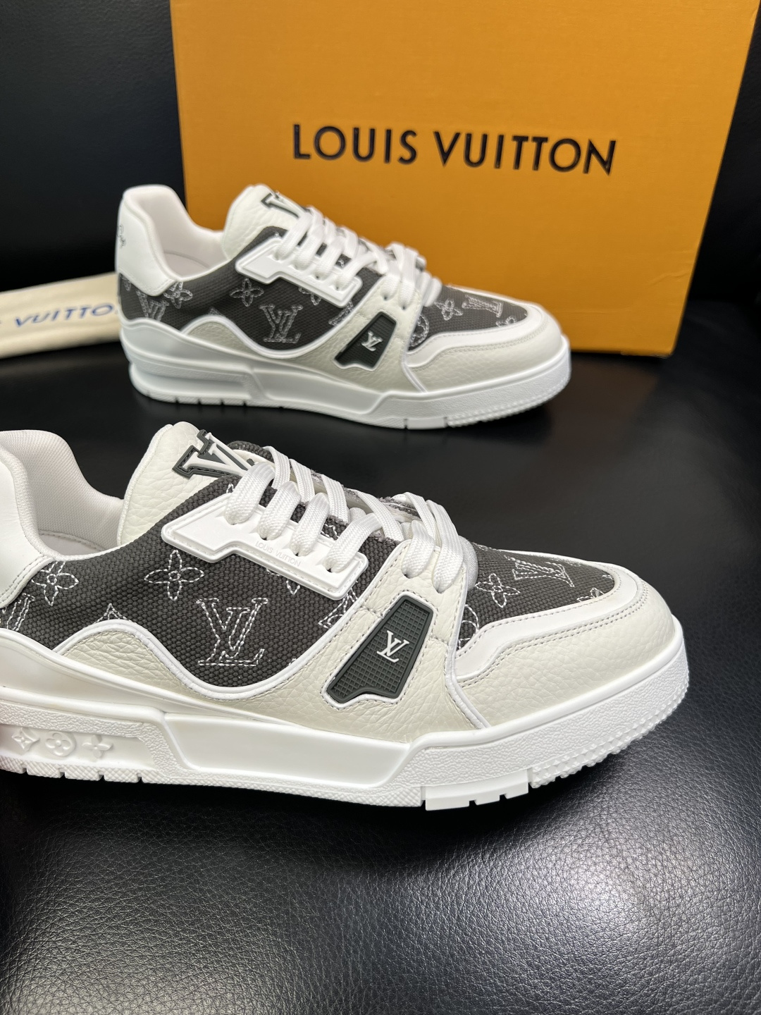 Lv 高品质 顶级工艺品 路易威登，运动板鞋专柜同步，鞋面意大利进口，高品质拼接缤纷色彩复杂工艺品，进口