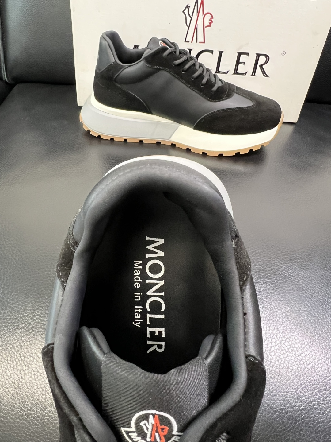 MONCLER 高品质 顶级工艺品 蒙口 新品专柜新款，原厂配置意大利进口牛皮搭配面料，高品质复杂拼接工