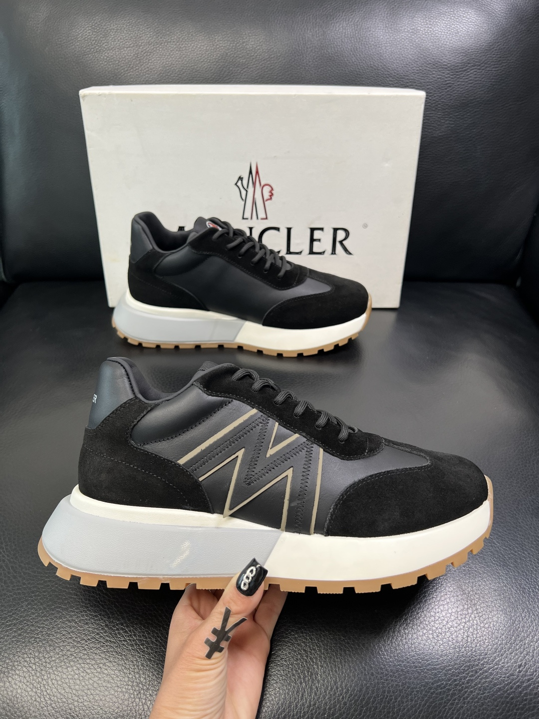 MONCLER 高品质 顶级工艺品 蒙口 新品专柜新款，原厂配置意大利进口牛皮搭配面料，高品质复杂拼接工