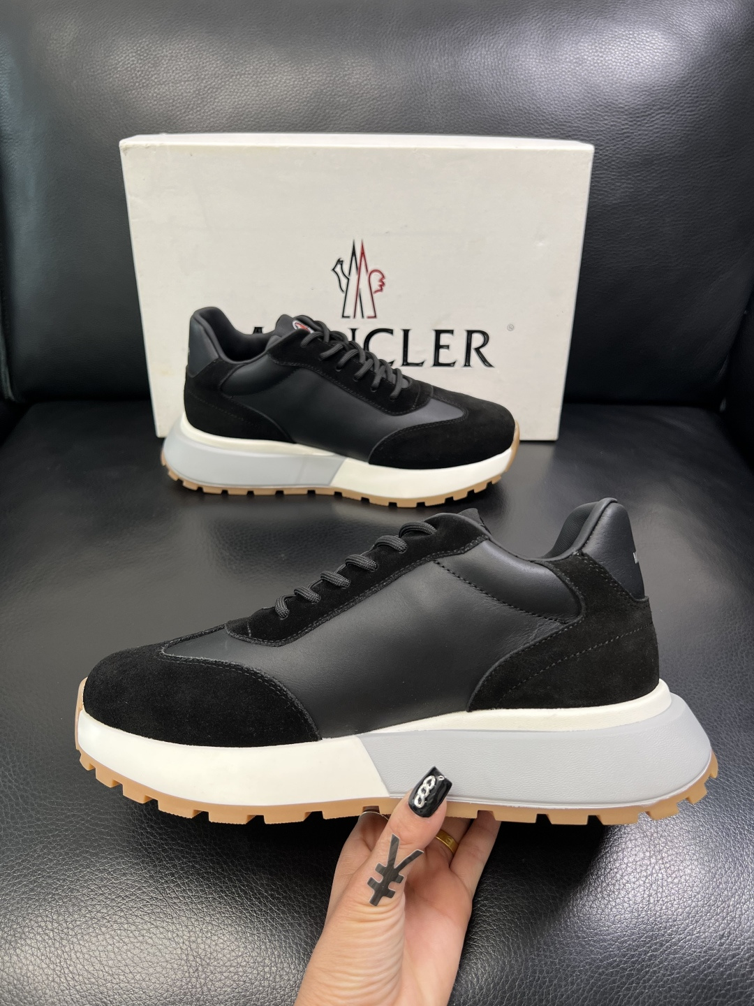 MONCLER 高品质 顶级工艺品 蒙口 新品专柜新款，原厂配置意大利进口牛皮搭配面料，高品质复杂拼接工