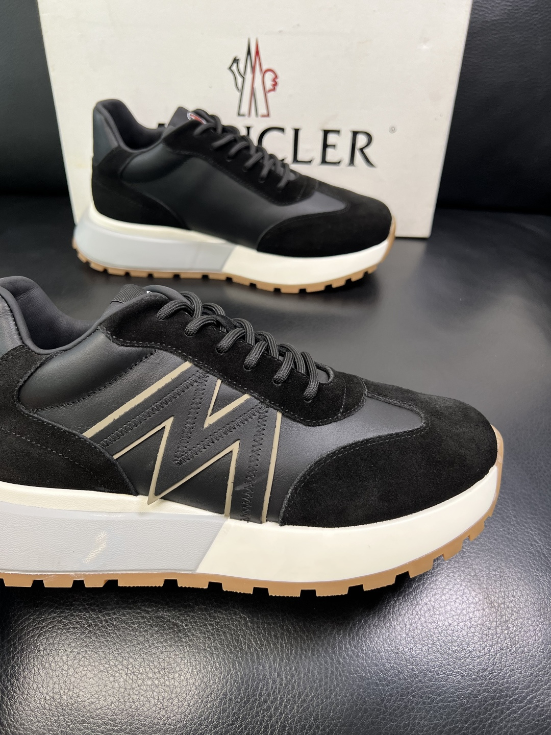 MONCLER 高品质 顶级工艺品 蒙口 新品专柜新款，原厂配置意大利进口牛皮搭配面料，高品质复杂拼接工