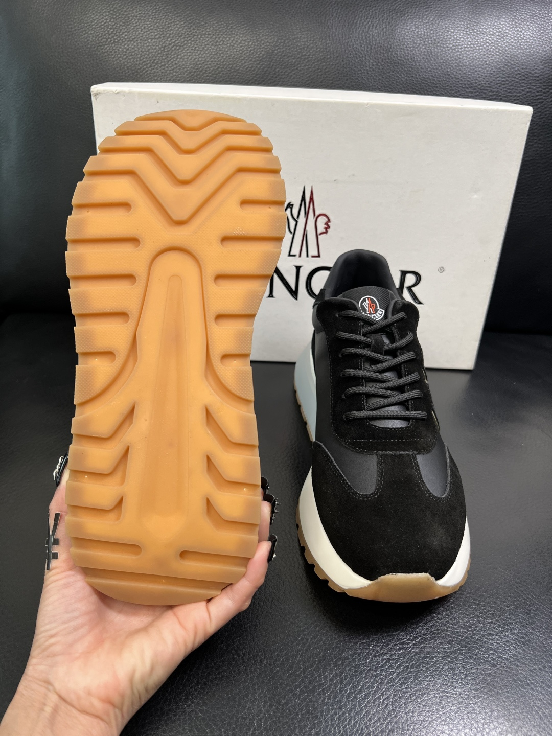 MONCLER 高品质 顶级工艺品 蒙口 新品专柜新款，原厂配置意大利进口牛皮搭配面料，高品质复杂拼接工