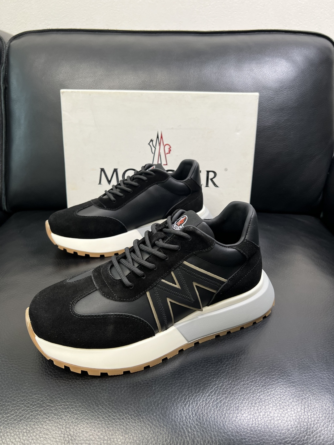 MONCLER 高品质 顶级工艺品 蒙口 新品专柜新款，原厂配置意大利进口牛皮搭配面料，高品质复杂拼接工