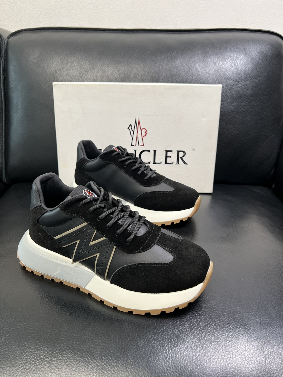 MONCLER 高品质 顶级工艺品 蒙口 新品专柜新款，原厂配置意大利进口牛皮搭配面料，高品质复杂拼接工