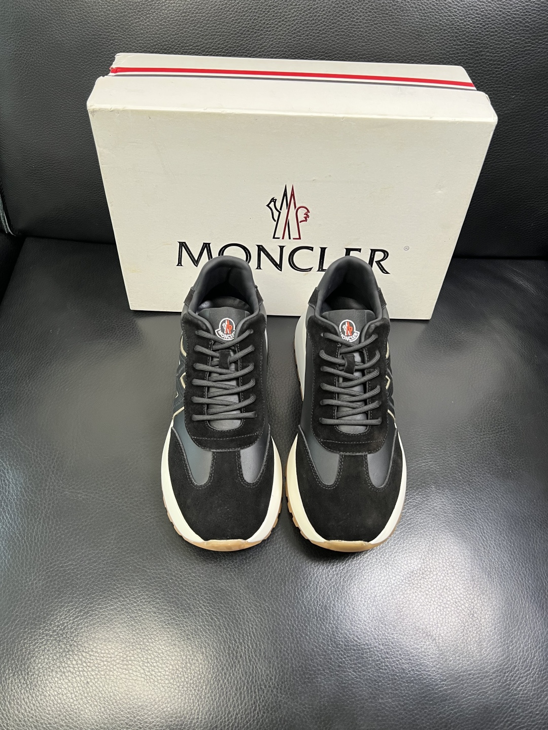 MONCLER 高品质 顶级工艺品 蒙口 新品专柜新款，原厂配置意大利进口牛皮搭配面料，高品质复杂拼接工