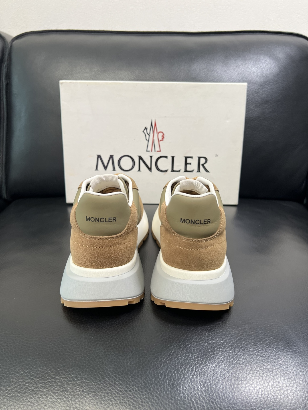 MONCLER 高品质 顶级工艺品 蒙口 新品专柜新款，原厂配置意大利进口牛皮搭配面料，高品质复杂拼接工