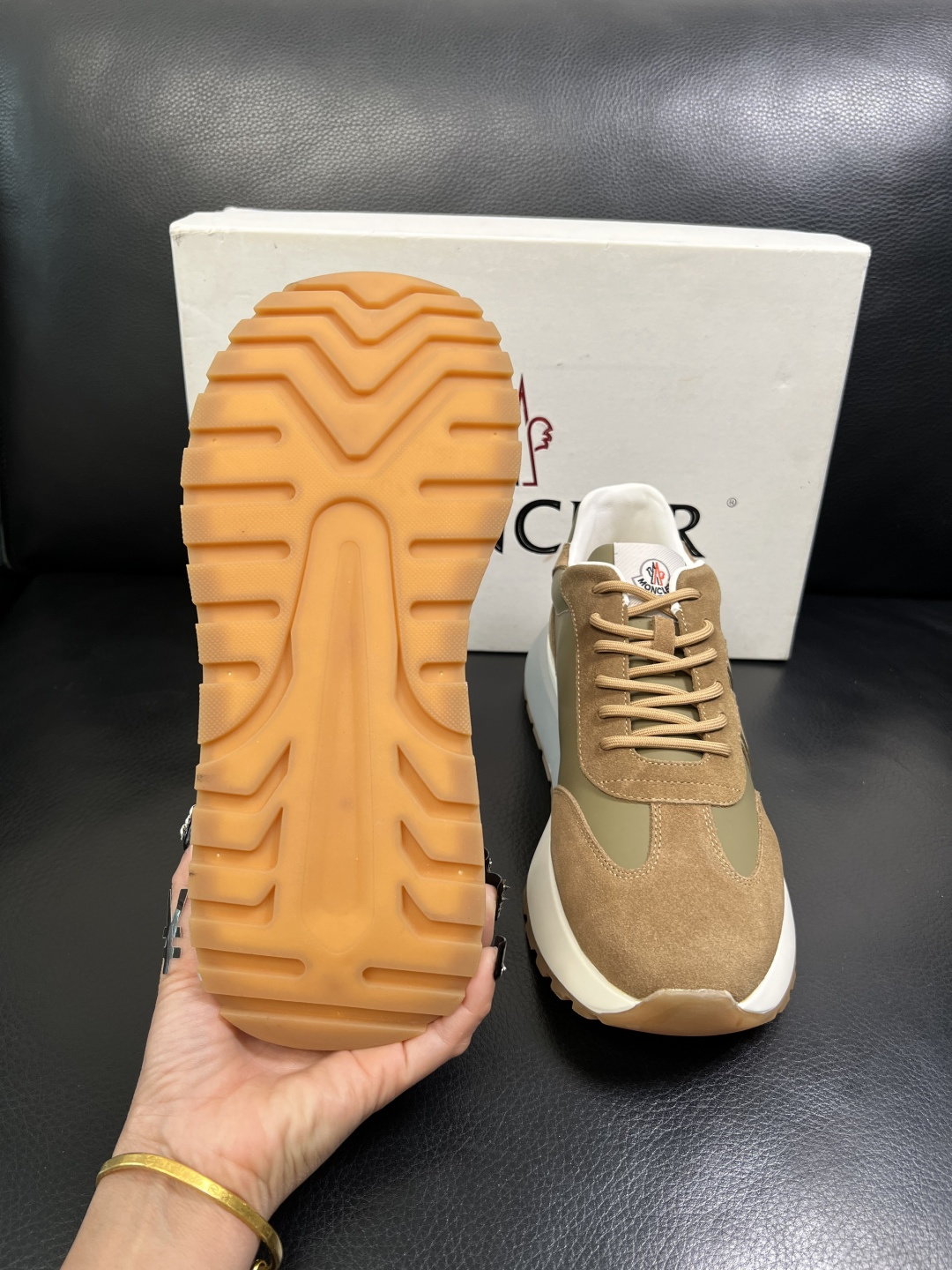 MONCLER 高品质 顶级工艺品 蒙口 新品专柜新款，原厂配置意大利进口牛皮搭配面料，高品质复杂拼接工