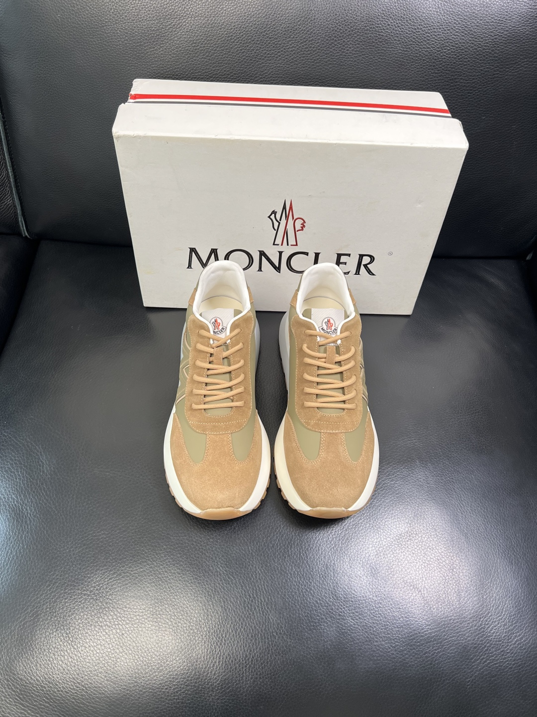 MONCLER 高品质 顶级工艺品 蒙口 新品专柜新款，原厂配置意大利进口牛皮搭配面料，高品质复杂拼接工