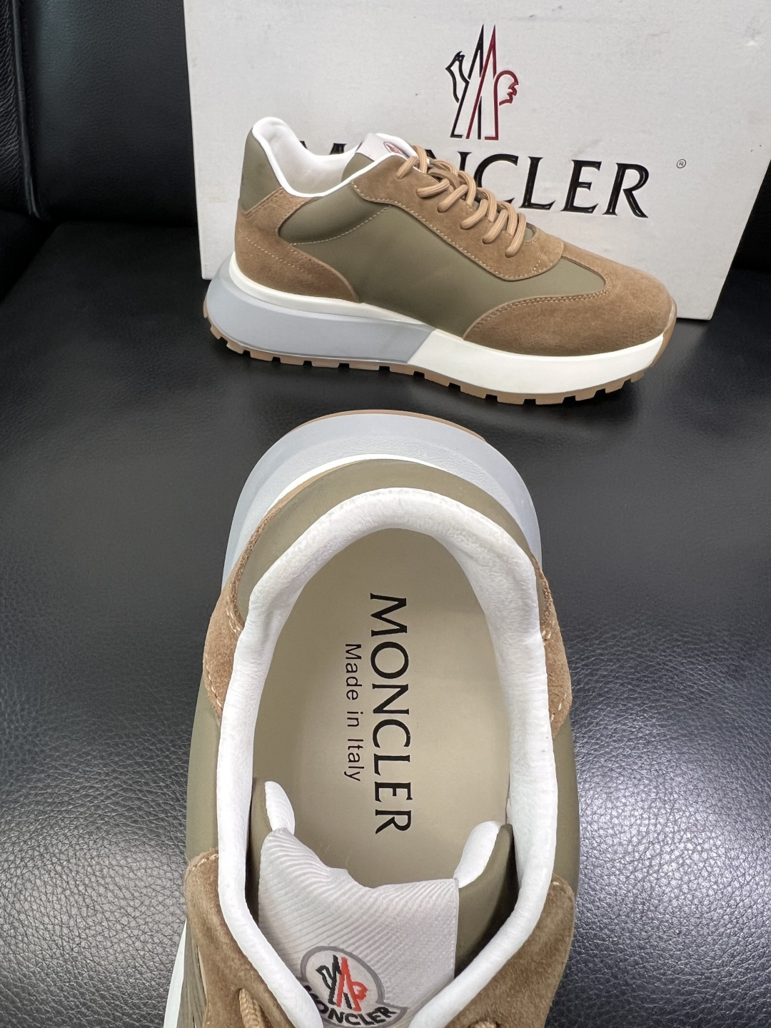 MONCLER 高品质 顶级工艺品 蒙口 新品专柜新款，原厂配置意大利进口牛皮搭配面料，高品质复杂拼接工