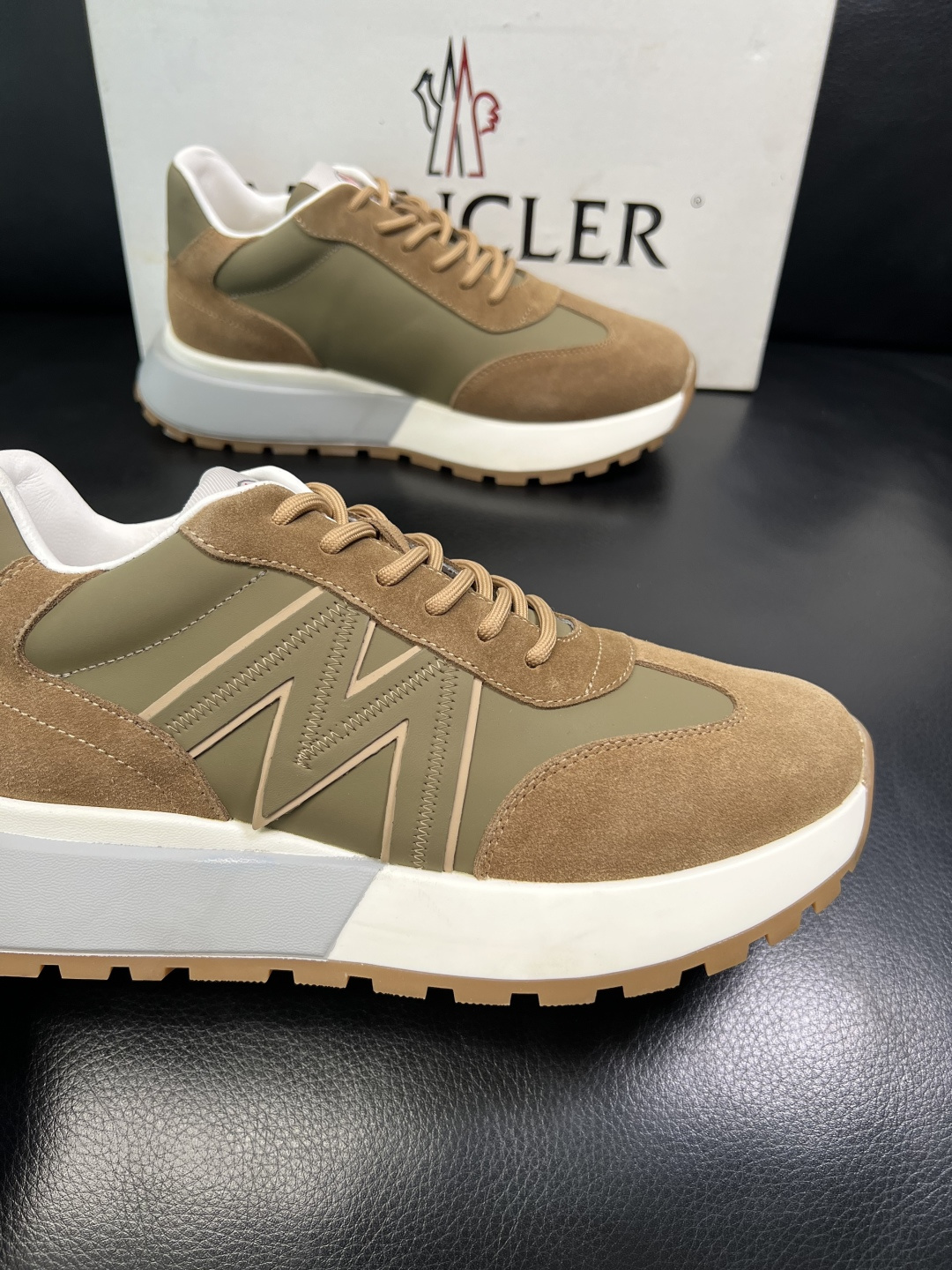 MONCLER 高品质 顶级工艺品 蒙口 新品专柜新款，原厂配置意大利进口牛皮搭配面料，高品质复杂拼接工