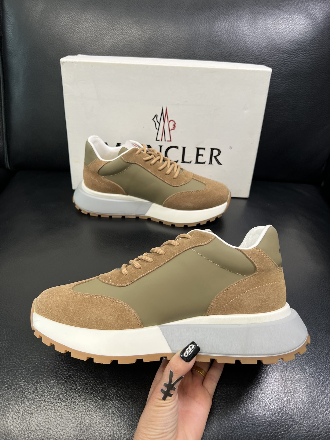 MONCLER 高品质 顶级工艺品 蒙口 新品专柜新款，原厂配置意大利进口牛皮搭配面料，高品质复杂拼接工