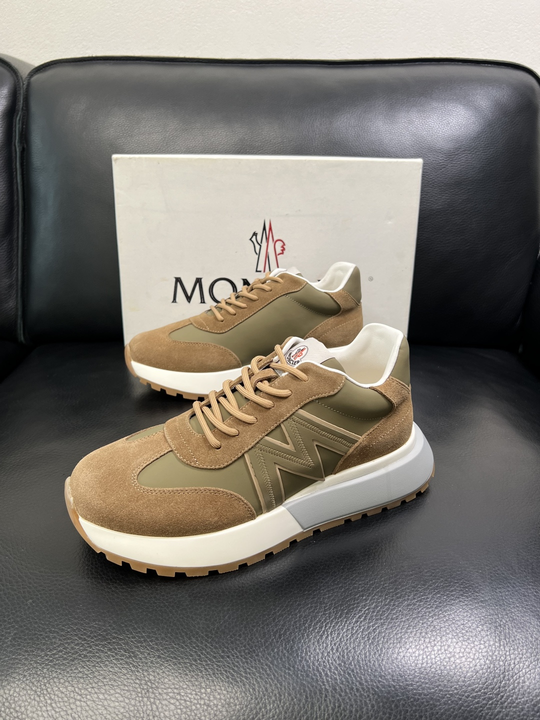 MONCLER 高品质 顶级工艺品 蒙口 新品专柜新款，原厂配置意大利进口牛皮搭配面料，高品质复杂拼接工