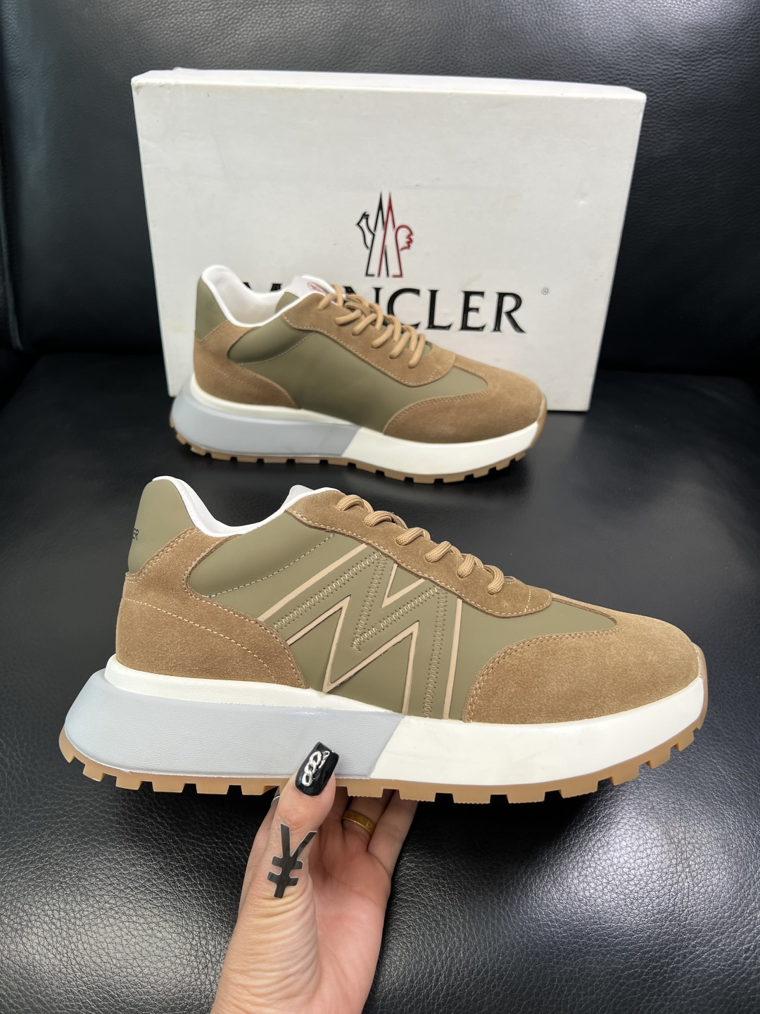 MONCLER 高品质 顶级工艺品 蒙口 新品专柜新款，原厂配置意大利进口牛皮搭配面料，高品质复杂拼接工