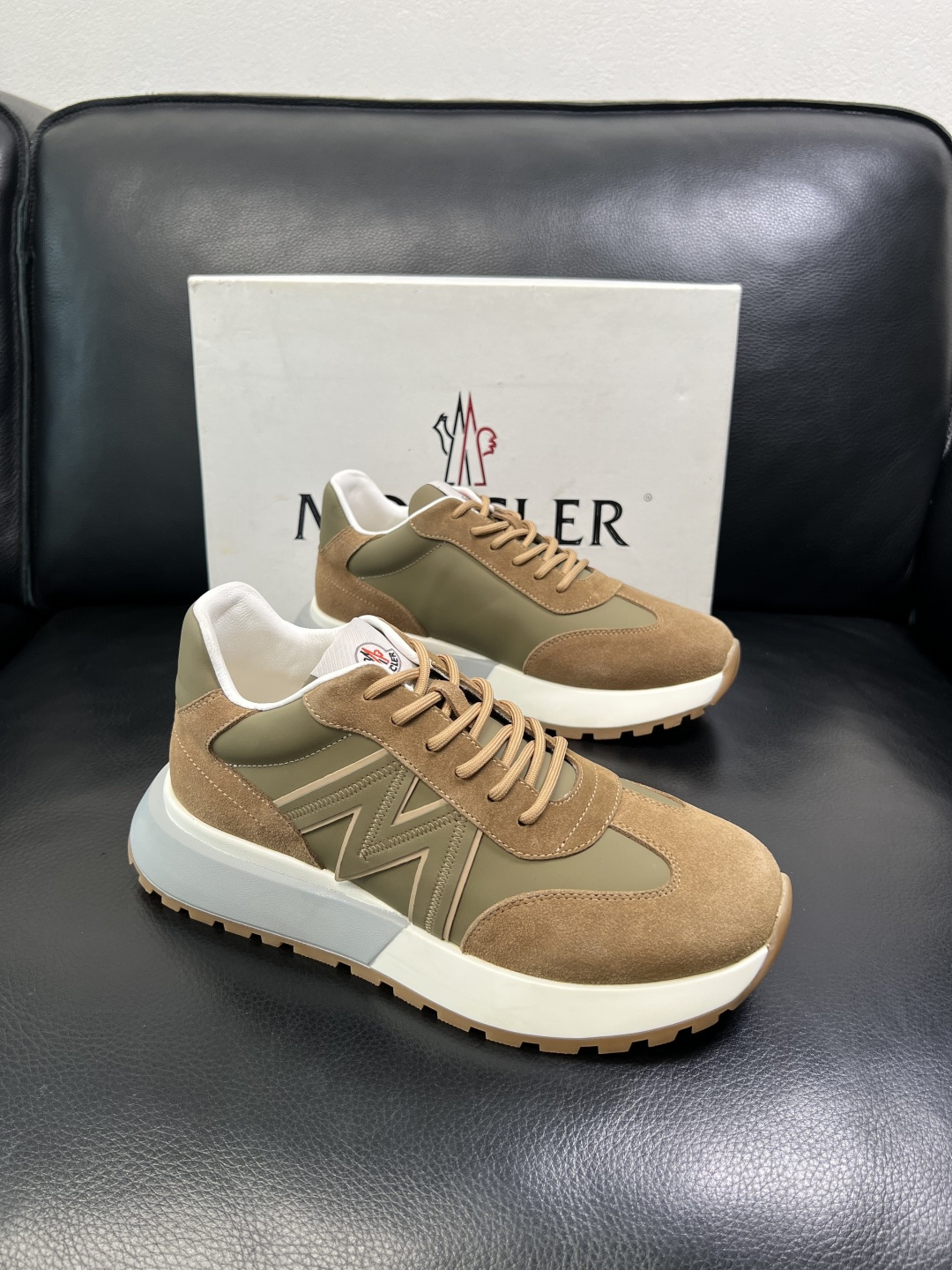 MONCLER 高品质 顶级工艺品 蒙口 新品专柜新款，原厂配置意大利进口牛皮搭配面料，高品质复杂拼接工