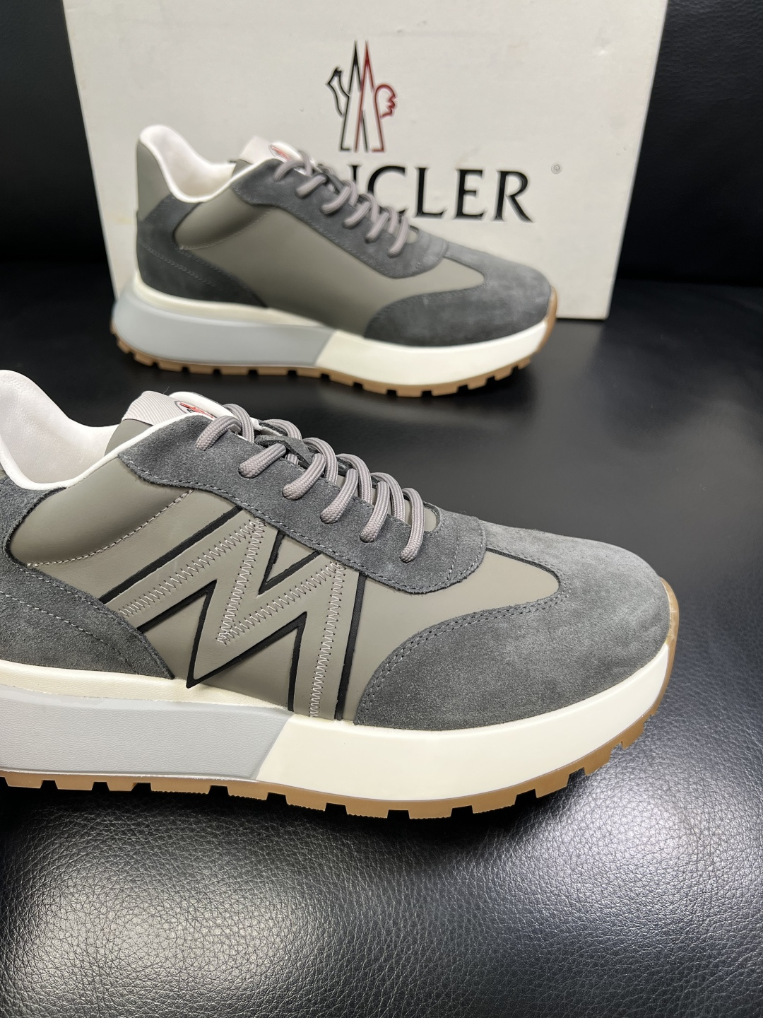 MONCLER 高品质 顶级工艺品 蒙口 新品专柜新款，原厂配置意大利进口牛皮搭配面料，高品质复杂拼接工