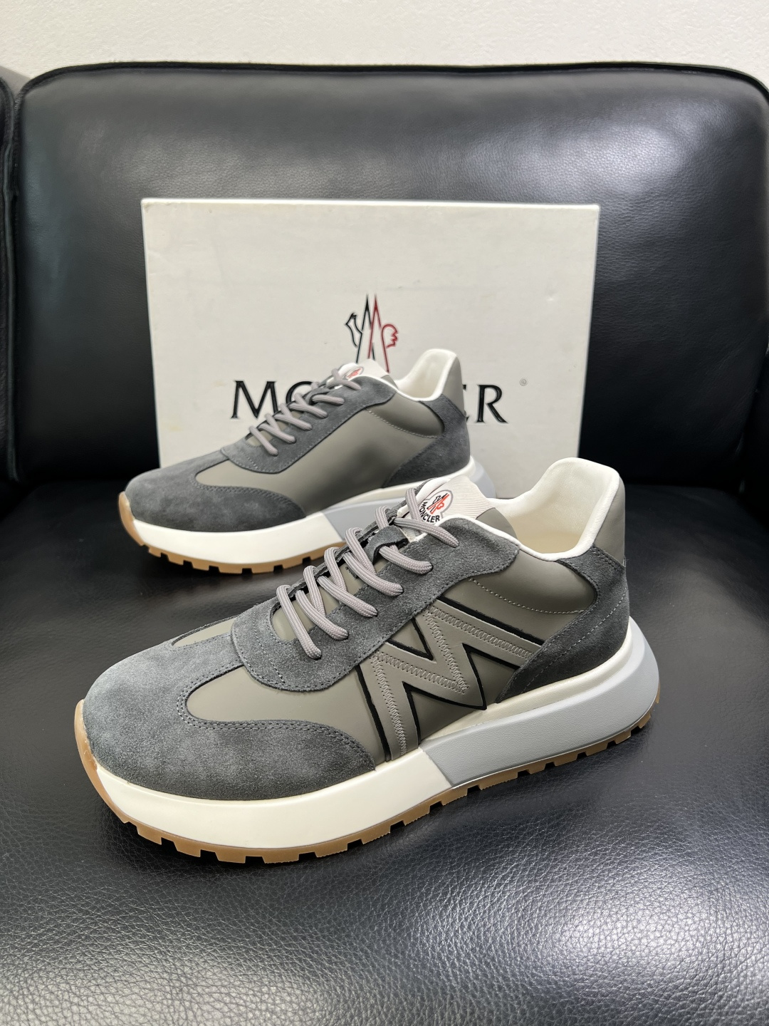 MONCLER 高品质 顶级工艺品 蒙口 新品专柜新款，原厂配置意大利进口牛皮搭配面料，高品质复杂拼接工