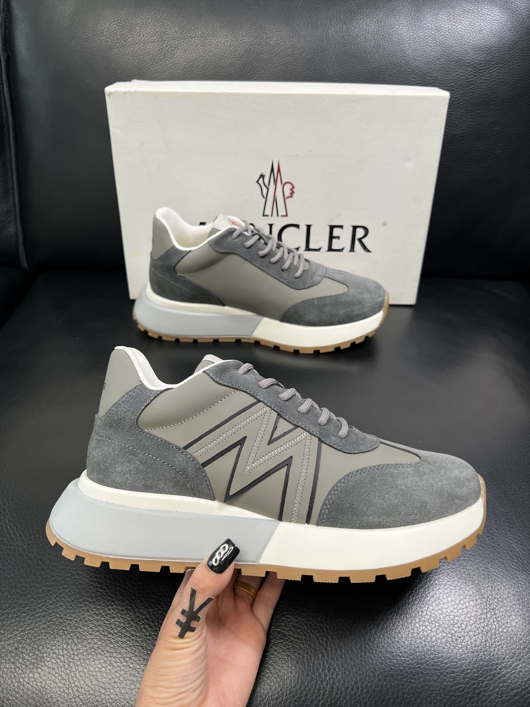 MONCLER 高品质 顶级工艺品 蒙口 新品专柜新款，原厂配置意大利进口牛皮搭配面料，高品质复杂拼接工