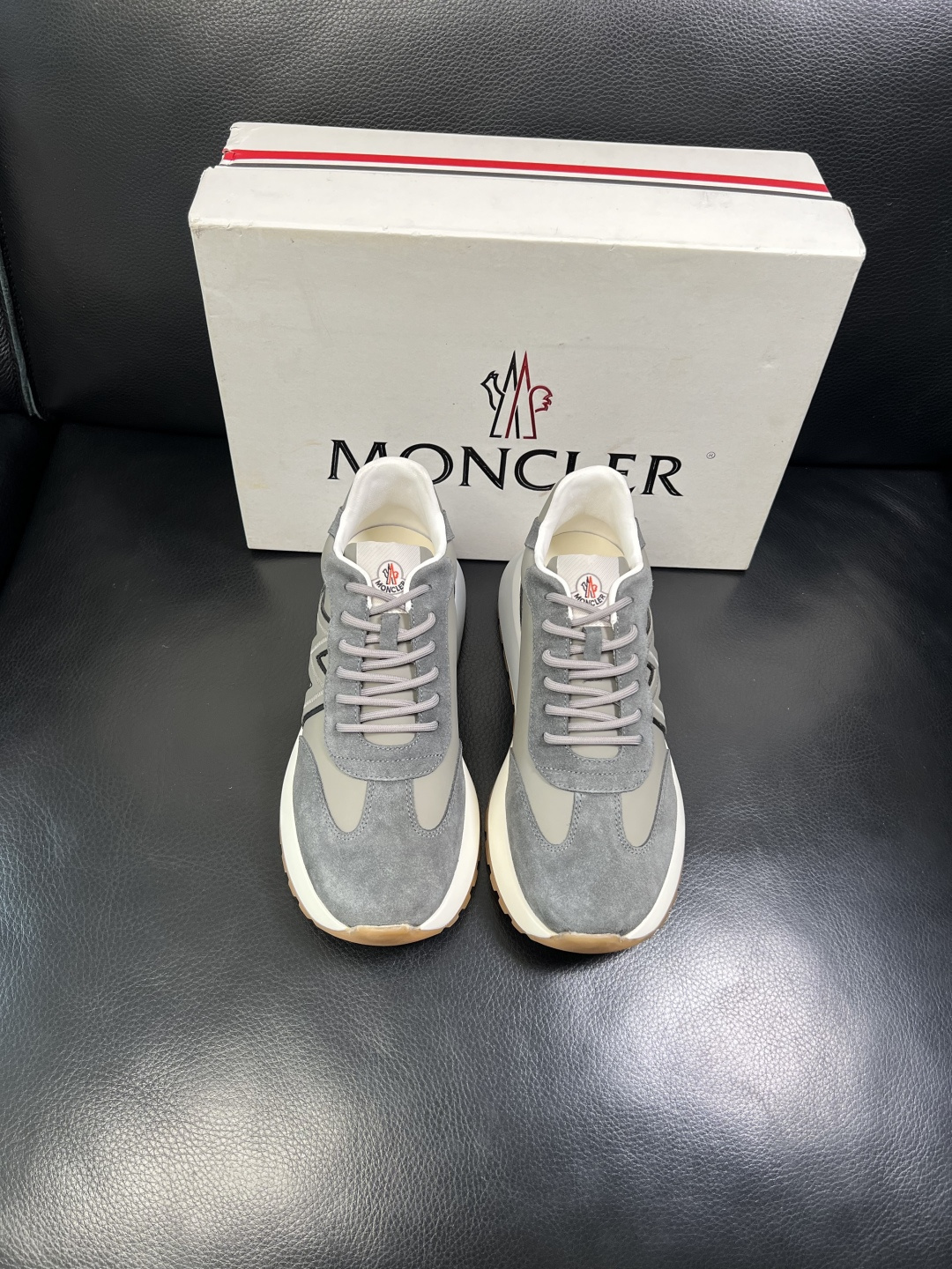 MONCLER 高品质 顶级工艺品 蒙口 新品专柜新款，原厂配置意大利进口牛皮搭配面料，高品质复杂拼接工