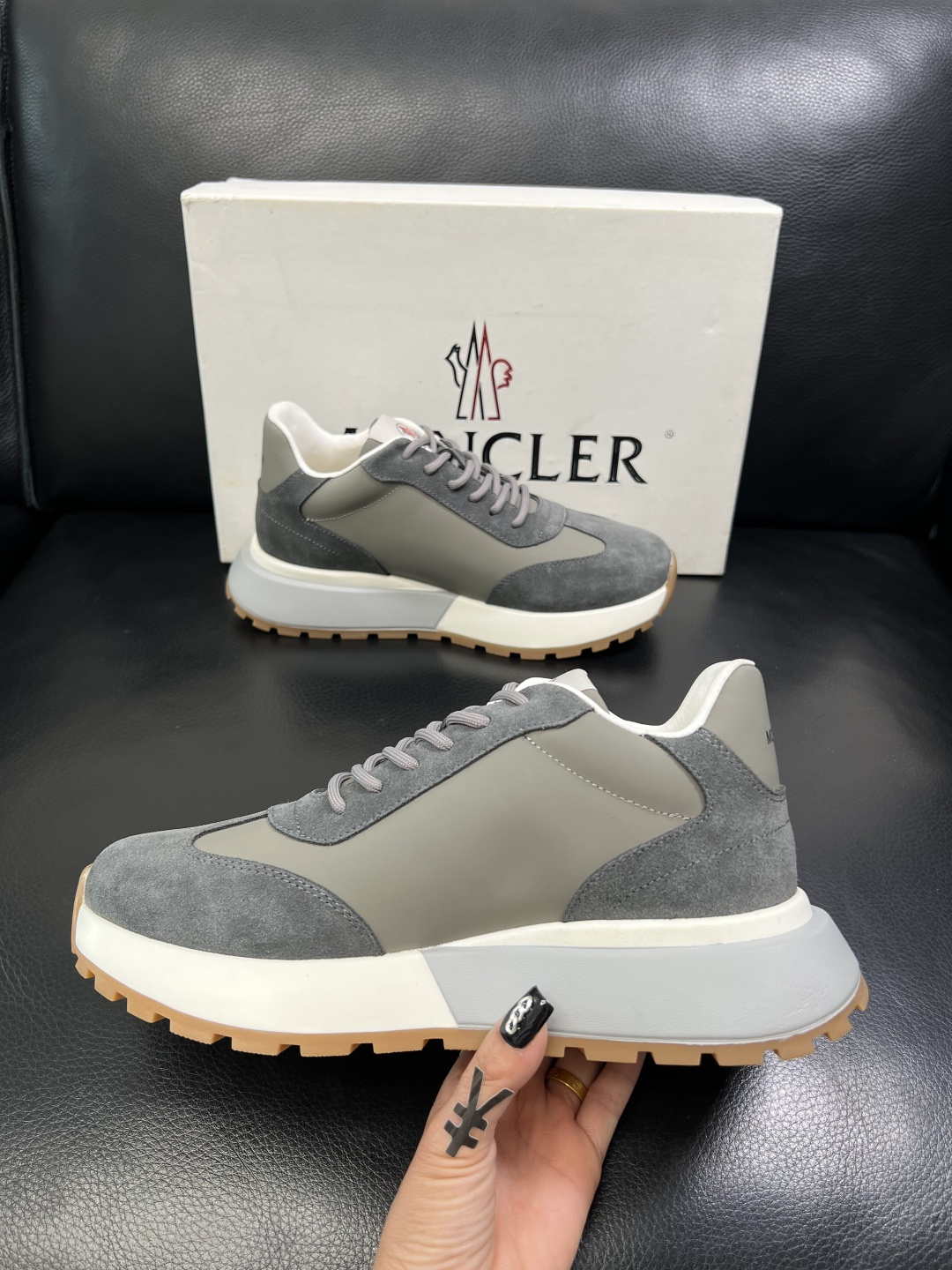 MONCLER 高品质 顶级工艺品 蒙口 新品专柜新款，原厂配置意大利进口牛皮搭配面料，高品质复杂拼接工