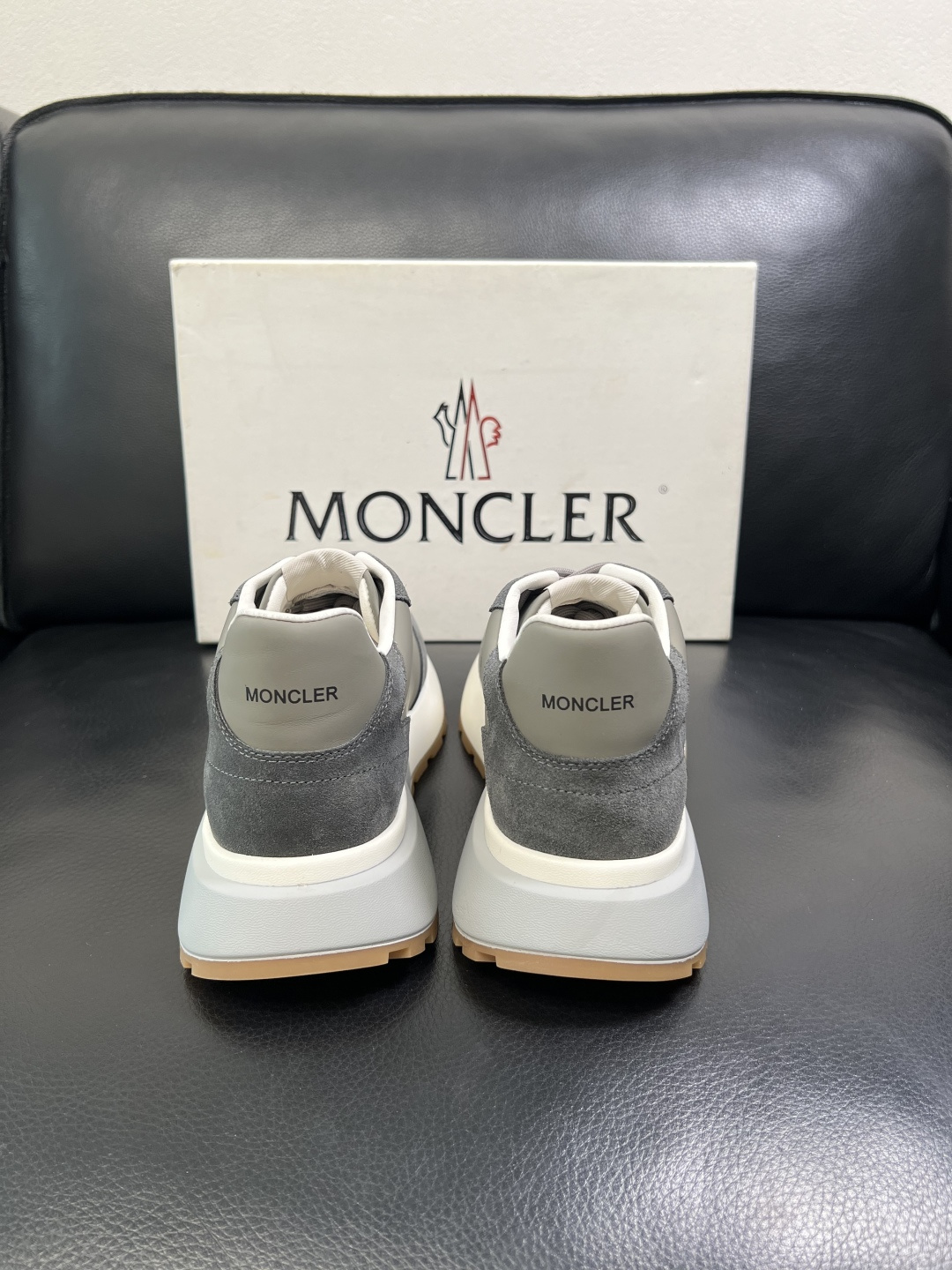 MONCLER 高品质 顶级工艺品 蒙口 新品专柜新款，原厂配置意大利进口牛皮搭配面料，高品质复杂拼接工
