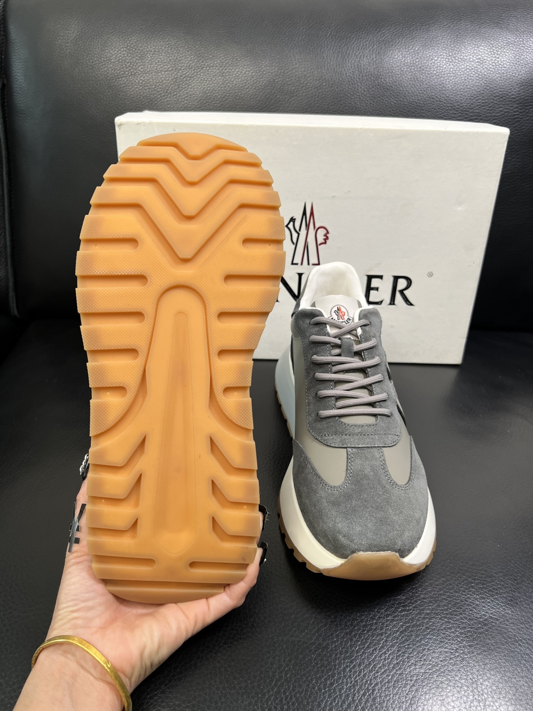 MONCLER 高品质 顶级工艺品 蒙口 新品专柜新款，原厂配置意大利进口牛皮搭配面料，高品质复杂拼接工