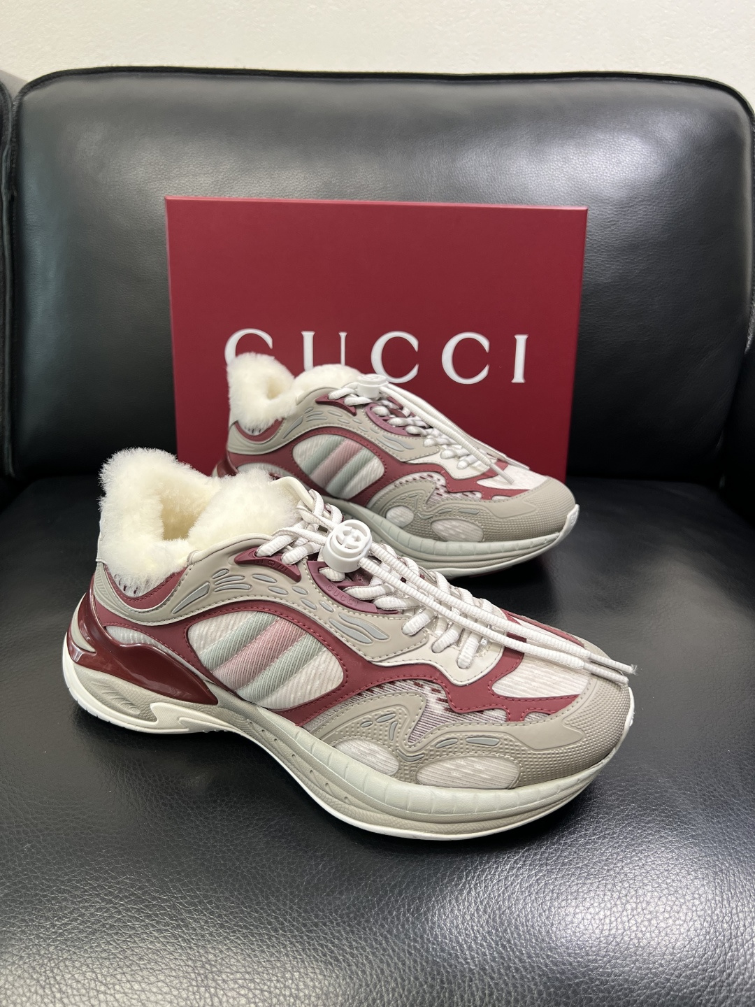 NO:621381,Gucci high-quality top handicrafts Gucci counter new model original configuration, Italian imported cowhide fabric, imported wool lining cowhide pad, breathable and comfortable, original soles are super comfortable, original factory and single goods, welcome to compare, code number 39-44 (customized 38 45),,gucci,cowhide19860909Gucci 高品质 顶级工艺品 古奇 专柜新款原厂配置,意大利进口牛皮面料,进口羊毛内里牛皮垫,透气舒适,鞋底原厂特供原版底超级舒适,原厂跟单货,欢迎对比,码数 39-44（订做 38 45 ),,gucci,cowhide,Men's shoes