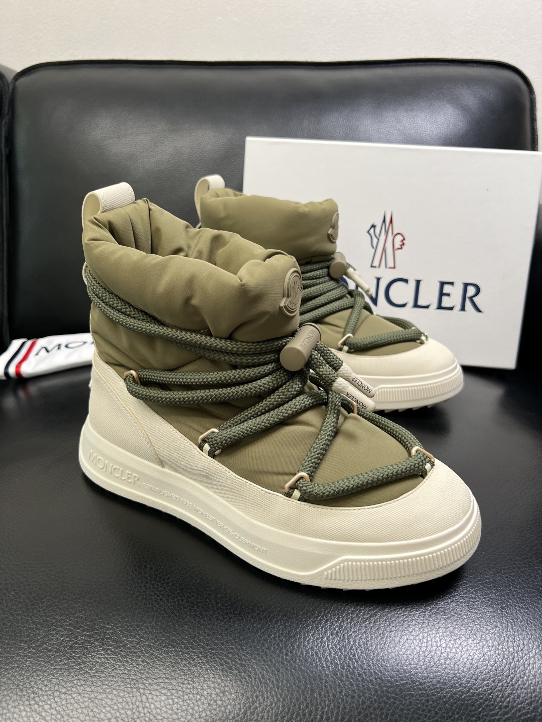 NO:639525,MONCLER high-quality top handicrafts, new high-top boots for the mouth, with original configuration at the counter, imported cowhide fabric from Italy, high-quality complex splicing technology, imported water-dyed cowhide lining, breathable and comfortable, soles specially provided by the original factory, original soles are super comfortable, original factory and single goods are welcome to compare, code number 38-45 (order 46 47), Moncler, boots, cowhide19860909MONCLER 高品质 顶级工艺品 蒙口 靴子高帮专柜新款同步原厂配置,意大利进口牛皮面料,高品质复杂拼接工艺,进口水染牛皮内里垫透气舒适 鞋底原厂特供原版底超级舒适,原厂跟单货 欢迎对比,码数 38-45（订 46 47）,,Moncler,boots,cowhide,Men's shoes