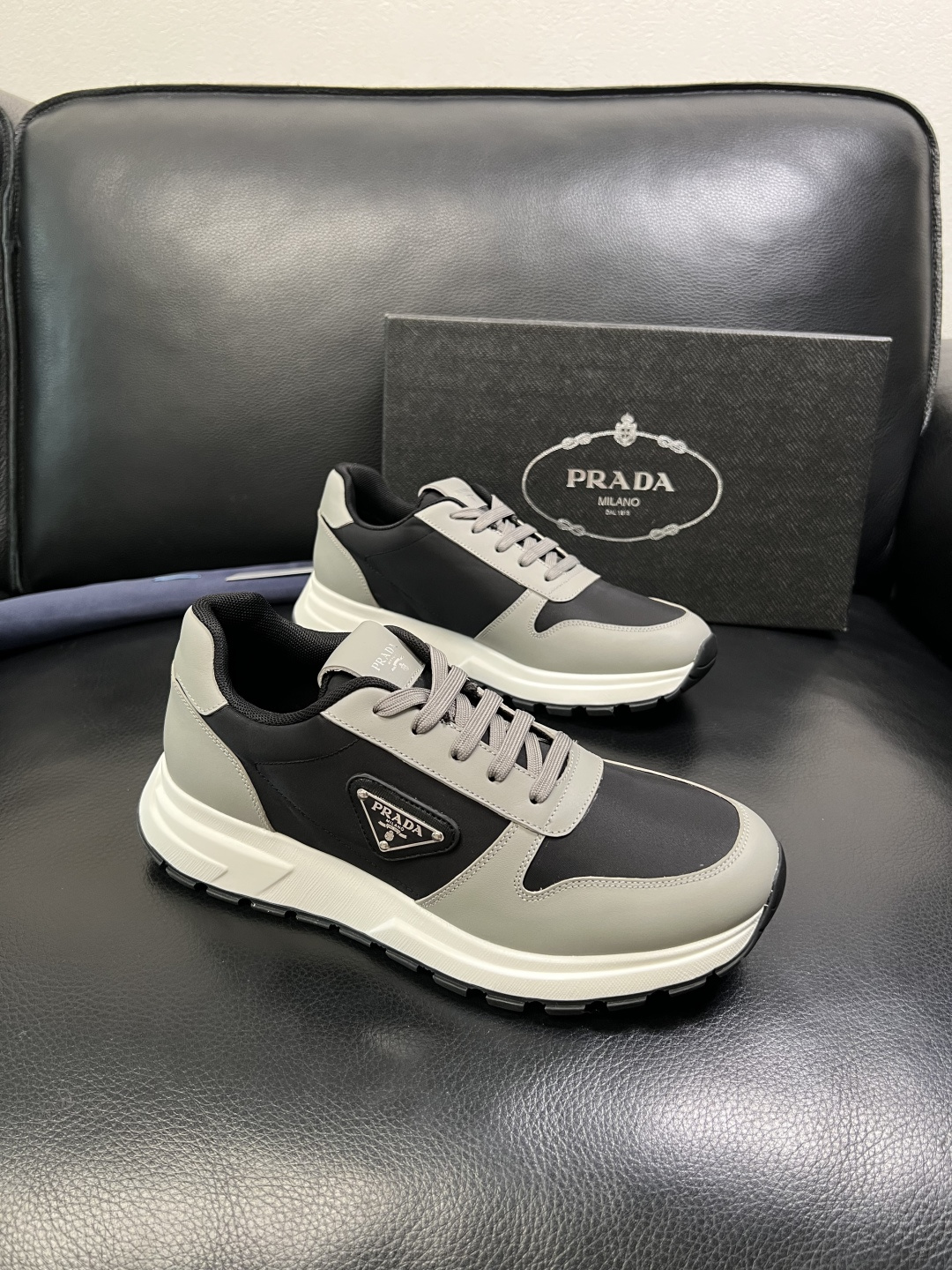 NO:639510,PRADA High-quality top crafts Prada counters synchronized with original factory configuration, original cowhide fabric imported from Italy, breathable and comfortable imported water-dyed cowhide lining, soles specially provided by the original factory and super comfortable, original factory order code number 39-44 (order 38 45),, prada, prada, cowhide19860909PRADA 高品质 顶级工艺品 普拉达 专柜同步 原厂配置,意大利进口原版牛皮面料,透气舒适进口水染牛里垫,鞋底原厂特供原版底超级舒适,原厂跟单货码数 39-44（订 38 45）,,prada,prada,cowhide,Men's shoes