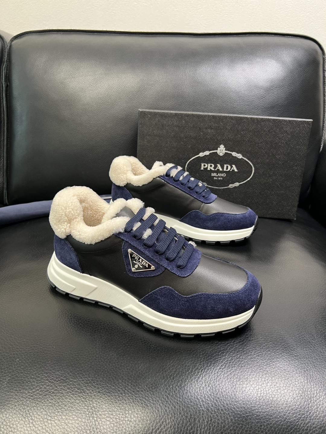 NO:639513,PRADA High-quality top crafts Prada counter synchronization Original factory configuration, original cowhide fabric imported from Italy, breathable and comfortable imported real wool lining water-dyed cowhide pads, original soles specially provided by the factory and super comfortable, original factory order code number 39-44 (order 38 45), prada, prada, cowhide19860909PRADA 高品质 顶级工艺品 普拉达 专柜同步 原厂配置,意大利进口原版牛皮面料,透气舒适进口真羊毛内里水染牛里垫,鞋底原厂特供原版底超级舒适,原厂跟单货码数 39-44（订 38 45）,,prada,prada,cowhide,Men's shoes