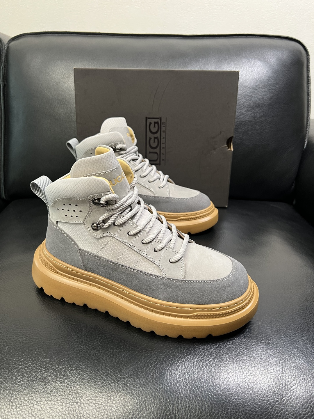 NO:639516,UGG high-quality top handicrafts are sold simultaneously in the counter with original configuration, original cowhide fabric imported from Italy, high-quality splicing technology, fully imported lambswool lining, original soles specially provided by the factory and super comfortable, original factory and single goods are welcome to compare, code number 39-44,,cowhide19860909UGG 高品质 顶级工艺品 专柜同步发售原厂配置,意大利进口原版牛皮面料,高品质拼接工艺,全进口羔羊毛里垫,鞋底原厂特供原版底超级舒适,原厂跟单货 欢迎对比,码数 39-44,,cowhide,Men's shoes