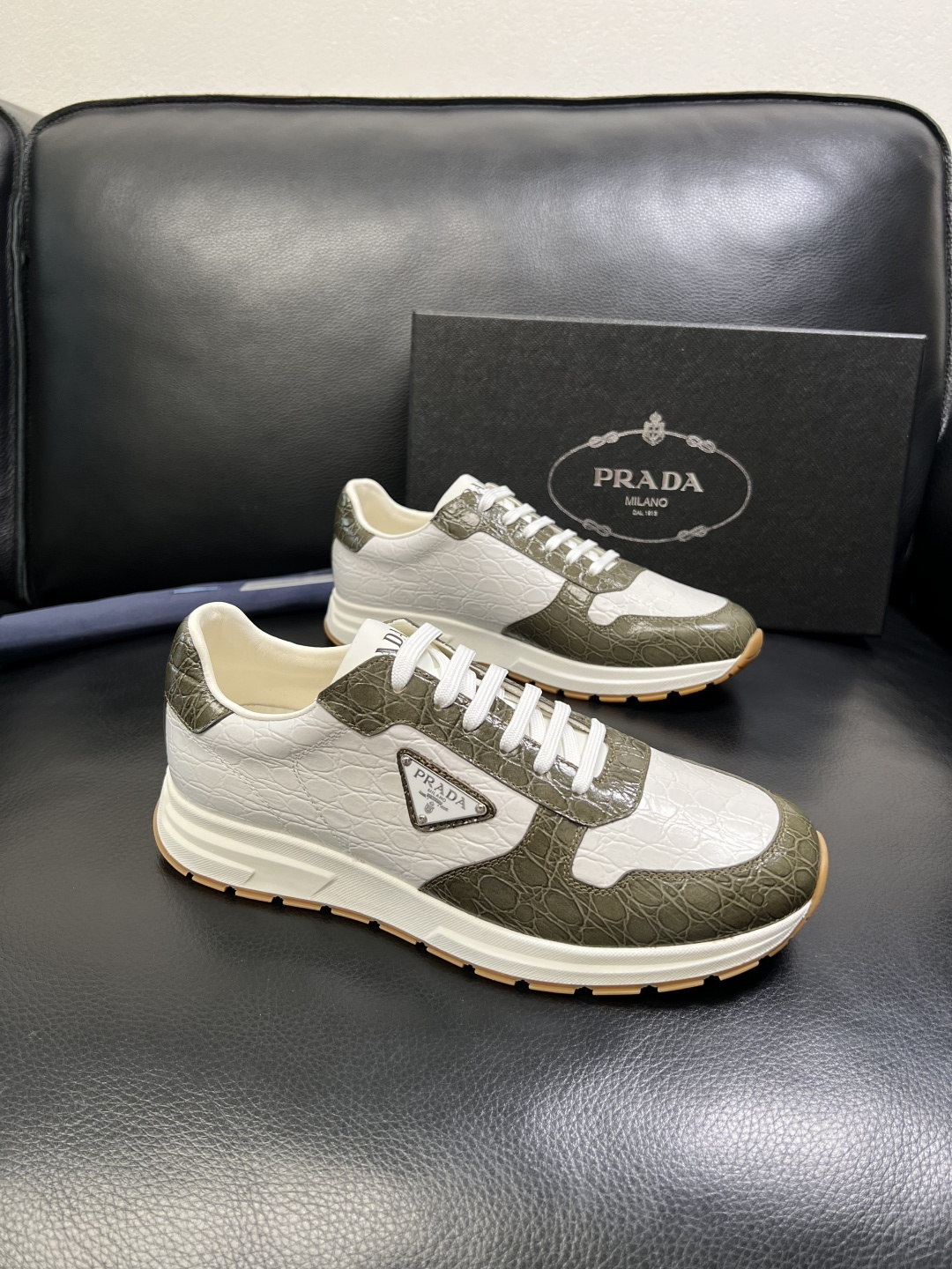 NO:639617,Prada top handicrafts, synchronized with Prada counters, original factory configuration of cowhide fabric imported from Italy, imported cowhide lining, breathable and comfortable, soles specially provided by the original factory, original factory and single goods, high quality, welcome to compare, code number 38-44 (customized 45 46),, prada, prada, cowhide19860909Prada 顶级工艺品,普拉达 专柜同步,原厂配置意大利进口牛皮面料,进口牛皮内里垫,透气舒适,鞋底原厂特供原版底,原厂跟单货 高品质 欢迎对比,码数 38-44（订做 45 46）,,prada,prada,cowhide,Men's shoes