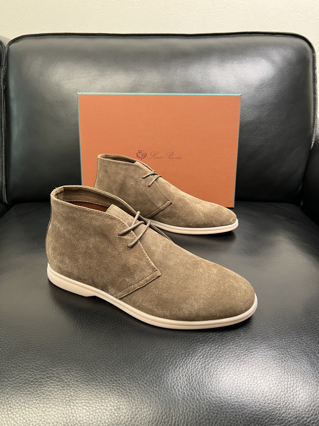 NO:639620,Loro piana is a high-quality top handicraft. The new product counter is equipped with the original factory. The upper is made of cowhide fabric imported from Italy. The lambswool lining is warm and comfortable. High-quality splicing technology. The sole is specially provided by the original factory. The exclusive molded sole is super comfortable. The original factory and single goods are welcome to compare. The code number is 39-44 (order 45 46), loro piana,cowhide19860909Loro piana 高品质 顶级工艺品 诺悠翩雅 新品专柜同步原厂配置,鞋面意大利进口牛皮面料,羔羊毛内里保暖舒适,高品质拼接工艺,鞋底原厂特供原版底,独家活动成型底超级舒适,原厂跟单货,欢迎对比,码数 39-44（ 订 45 46）,,loro piana,cowhide,Men's shoes