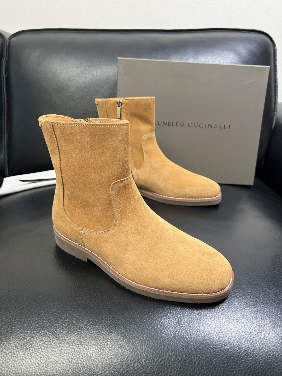 NO:639763,Brunello Cucinelli high-quality top crafts BC boots high-top counter synchronized with original factory configuration, Italian imported cowhide fabric inner padding, high-quality splicing and complex craftsmanship, breathable and comfortable. The soles are specially provided by the original factory and are super comfortable. Original factory and single goods, welcome to compare, code number 39-44 (customized 45), brunello cucinelli, boots, cowhide19860909Brunello Cucinelli 高品质 顶级工艺品 BC 靴子高帮专柜同步原厂配置,意大利进口牛皮面料牛内里垫,高品质拼接复杂工艺,透气舒适 鞋底原厂特供原版底超级舒适,原厂跟单货,欢迎对比,码数 39-44(订做45 ),,brunello cucinelli,boots,cowhide,Men's shoes