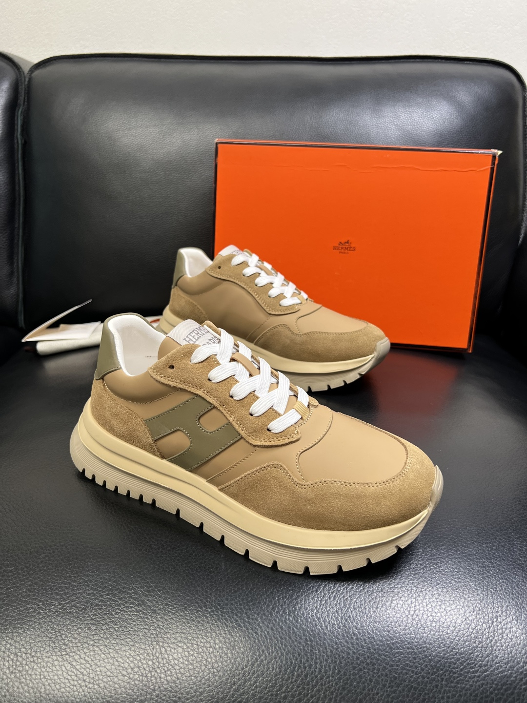 NO:639766,Hermes high-quality top handicrafts Hermès counters sell original factory configuration at the same time, original cowhide fabric imported from Italy, high-quality splicing technology, fully imported water-dyed cowhide lining, original soles specially provided by the factory and super comfortable, original factory and single goods are welcome to compare, code number 39-44 (customized 38 45),, hermes, hermes, cowhide19860909Hermes 高品质 顶级工艺品 爱马仕 专柜同步发售原厂配置,意大利进口原版牛皮面料,高品质拼接工艺,全进口水染牛皮里垫,鞋底原厂特供原版底超级舒适,原厂跟单货欢迎对比,码数 39-44（ 订做 38 45）,,hermes,hermes,cowhide,Men's shoes