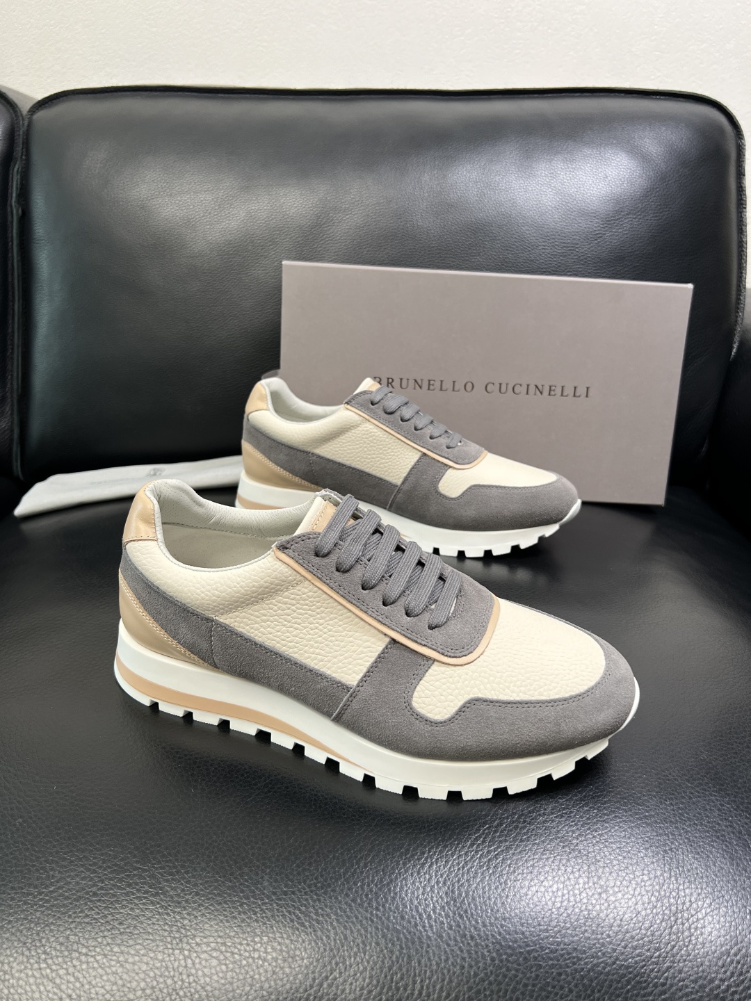 NO:639751,Brunello Cucinelli is a high-quality, top-grade handicraft. BC counters are equipped with original factory configurations. Cow leather lining imported from Italy, high-quality splicing and complex craftsmanship, breathable and comfortable. The soles are specially provided by the original factory and are super comfortable. Original factory and single goods, welcome to compare, code number 39-44 (customized 38 45), brunello cucinelli, cowhide19860909Brunello Cucinelli 高品质 顶级工艺品 BC 专柜同步原厂配置,意大利进口牛皮面料牛内里垫,高品质拼接复杂工艺,透气舒适 鞋底原厂特供原版底超级舒适,原厂跟单货,欢迎对比,码数 39-44(订做38 45 ),,brunello cucinelli,cowhide,Men's shoes