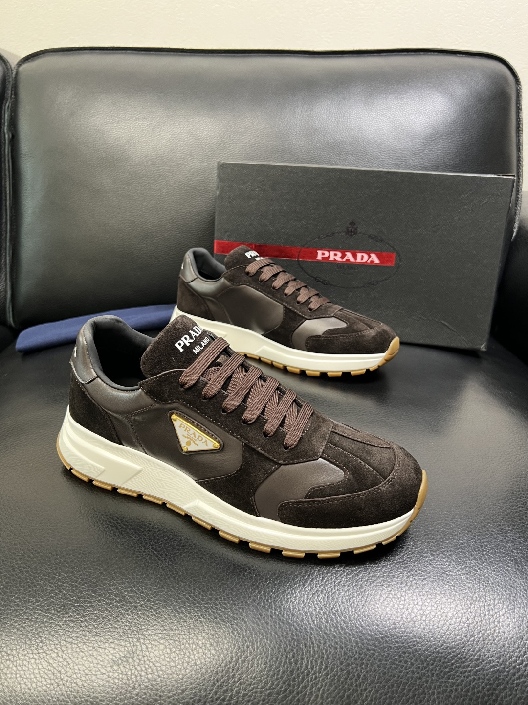 NO:639757,Prada top handicrafts, synchronized with Prada counters, original factory configuration of Italian imported cowhide fabric, imported cowhide lining, breathable and comfortable, original soles specially provided by the original factory, original factory and single goods, high quality, welcome to compare, code number 39-44 (customized 38 45),, prada, prada, cowhide19860909Prada 顶级工艺品,普拉达 专柜同步,原厂配置意大利进口牛皮面料,进口牛皮内里垫,透气舒适,鞋底原厂特供原版底,原厂跟单货 高品质 欢迎对比,码数 39-44（订做38 45）,,prada,prada,cowhide,Men's shoes