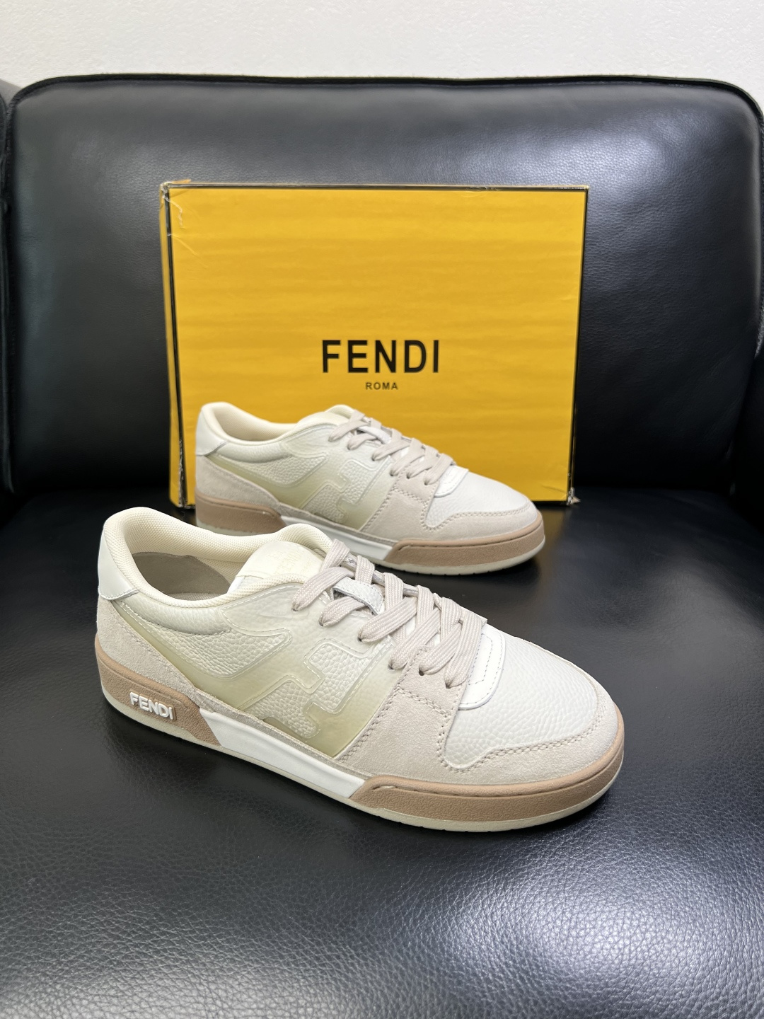 NO:639759,FENDI high-quality top handicrafts, synchronized with Fendi counters, original factory configuration of imported cowhide fabrics from Italy, imported cowhide inner pads, breathable and comfortable, original soles specially provided by the original factory, original factory and single goods are welcome to compare, couple models, size 35-44 (customized, female 40 45 46),,fendi,fendi,cowhide19860909FENDI 高品质 顶级工艺品,芬迪 专柜同步,原厂配置意大利进口牛皮面料,进口牛皮内里垫,透气舒适,鞋底原厂特供原版底,原厂跟单货 欢迎对比,情侣款 码数 35-44（订做 女40 45 46）,,fendi,fendi,cowhide,Men's shoes