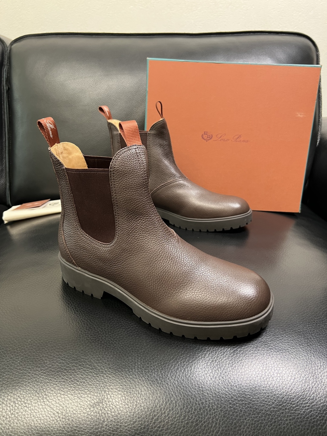 NO:639761,Loro piana is a high-quality top handicraft. The new product counter is equipped with the original factory. The upper is imported cowhide fabric from Italy. The water-dyed cowhide lining is comfortable. High-quality splicing technology. The sole is specially provided by the original factory. The exclusive molded sole is super comfortable. The original factory and single goods are welcome to compare. The code number is 39-44 (order 45 46), loro piana,cowhide19860909Loro piana 高品质 顶级工艺品 诺悠翩雅 新品专柜同步原厂配置,鞋面意大利进口牛皮面料,水染牛皮里舒适,高品质拼接工艺,鞋底原厂特供原版底,独家活动成型底超级舒适,原厂跟单货,欢迎对比,码数 39-44（ 订 45 46）,,loro piana,cowhide,Men's shoes