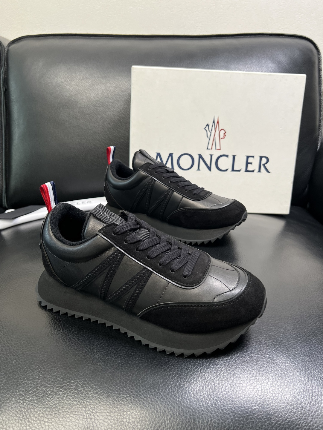 NO:639857,MONCLER high-quality top handicraft mouthpiece, new product counter, original factory configuration of imported cowhide from Italy with fabrics, high-quality complex splicing process, imported water-dyed cowhide inner padding, breathable and comfortable. The original sole is super comfortable, original factory follow-up, welcome to compare, code number 39-44 (customized 38 45), Moncler, cowhide19860909MONCLER 高品质 顶级工艺品蒙口 新品专柜新款,原厂配置意大利进口牛皮搭配面料,高品质复杂拼接工艺,进口水染牛皮内里垫透气舒适 鞋底原厂特供原版底超级舒适,原厂跟单,欢迎对比,码数 39-44（订做 38 45）,,Moncler,cowhide,Men's shoes