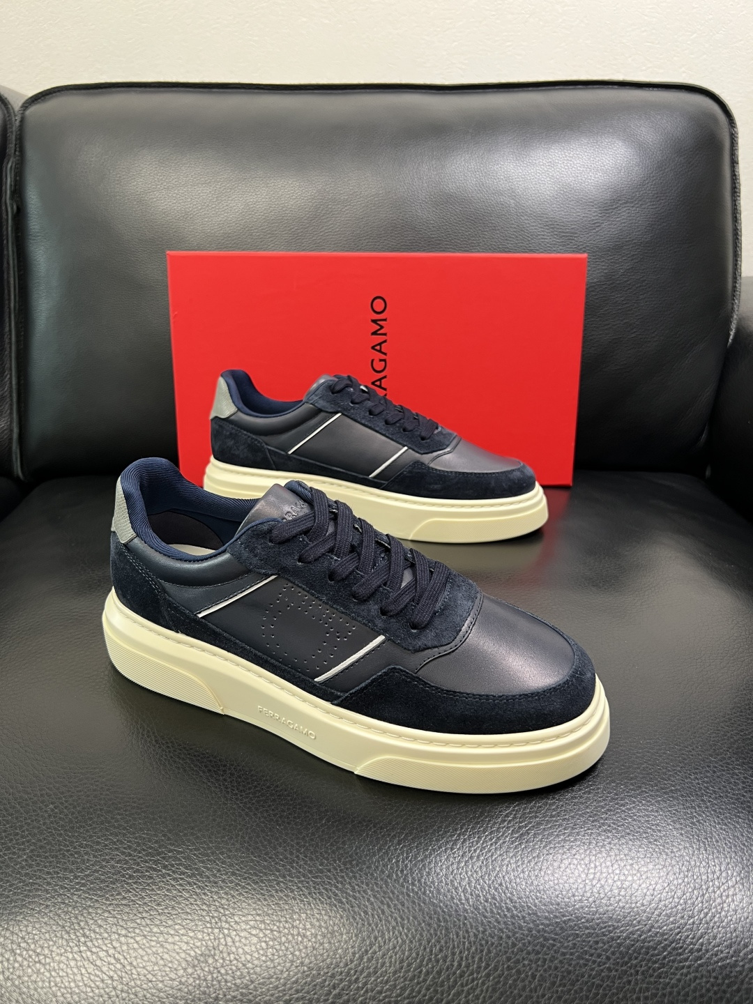 NO:639861,Ferragamo high-quality top handicrafts. Ferragamo counters simultaneously sell original factory configurations. Original cowhide imported from Italy, imported water-dyed cowhide. The soles are specially provided by the original factory and are super comfortable. The original factory follows the order. Welcome to compare at the counter. The code number is 38-44 (customized 45 46), ferragamo, ferragamo, cowhide.19860909Ferragamo 高品质 顶级工艺品 菲拉格慕专柜同步发售原厂配置,意大利进口原版牛皮,进口水染牛里 ,鞋底原厂特供原版底超级舒适,原厂跟单货 ,欢迎对比专柜同步,码数 38-44（订做 45 46）,,ferragamo,ferragamo,cowhide,Men's shoes