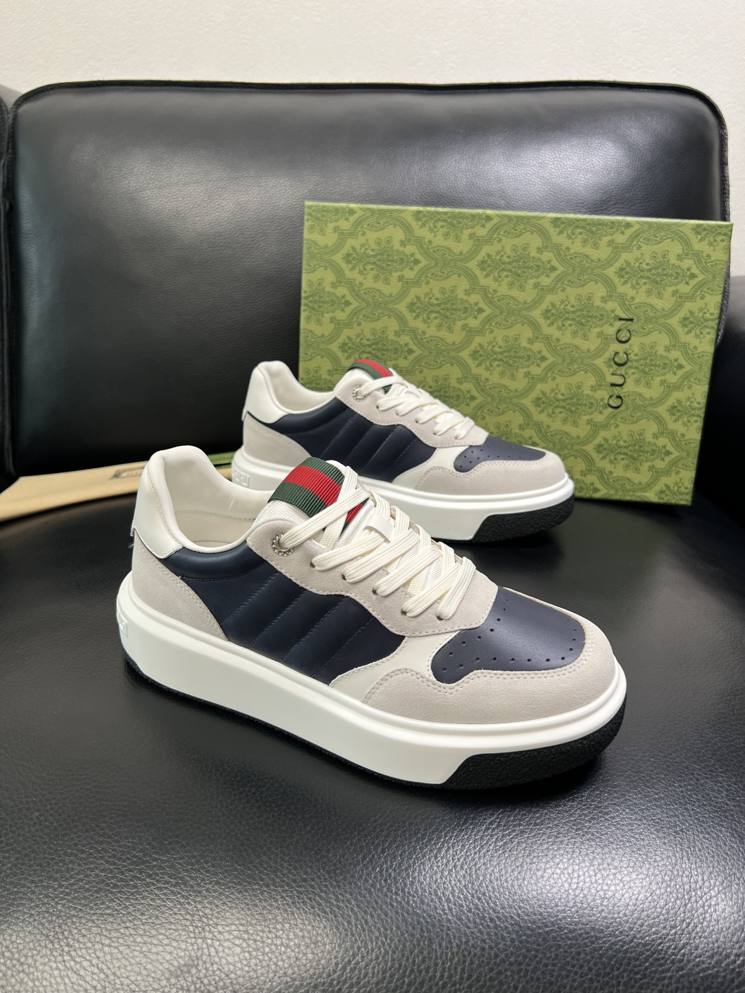 NO:639863,Gucci high-quality top handicrafts Gucci counter new model original configuration, Italian imported cowhide fabric, imported cowhide lining, breathable and comfortable, original soles specially provided by the factory and super comfortable, original factory and single goods, welcome to compare, code number 38-44 (customized 45 46),,gucci,cowhide19860909Gucci 高品质 顶级工艺品 古奇 专柜新款原厂配置,意大利进口牛皮面料,进口牛皮内里垫,透气舒适,鞋底原厂特供原版底超级舒适,原厂跟单货,欢迎对比,码数 38-44（订做 45 46）,,gucci,cowhide,Men's shoes