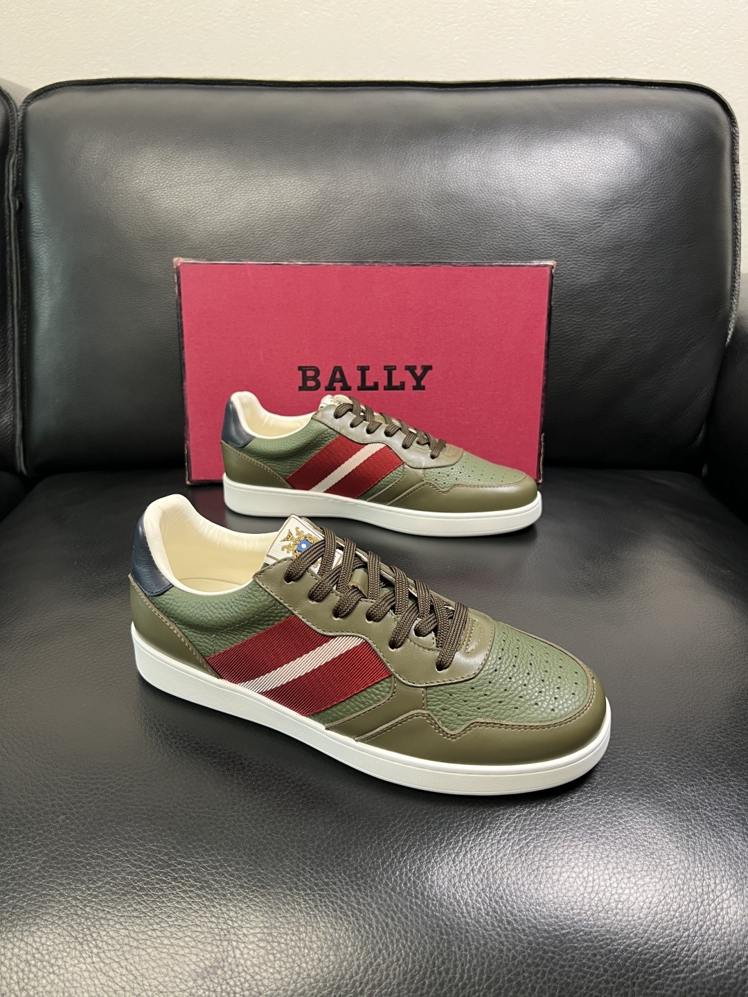 NO:639865,BALLY high-quality top crafts Bally counter has the same configuration as the original factory, uppers are imported cowhide fabrics from Italy, imported water-dyed cowhide linings, soles are specially provided by the original factory, exclusive movable molded soles are super comfortable, original factory orders, welcome to compare, code number 38-44 (order 45 46), bally, cowhide19860909BALLY 高品质 顶级工艺品 巴利 专柜同原厂配置 ,鞋面意大利进口牛皮面料,进口水染牛皮里垫 ,鞋底原厂特供原版底,独家活动成型底超级舒适,原厂跟单货,欢迎对比,码数 38-44（订 45 46）,,bally,cowhide,Men's shoes