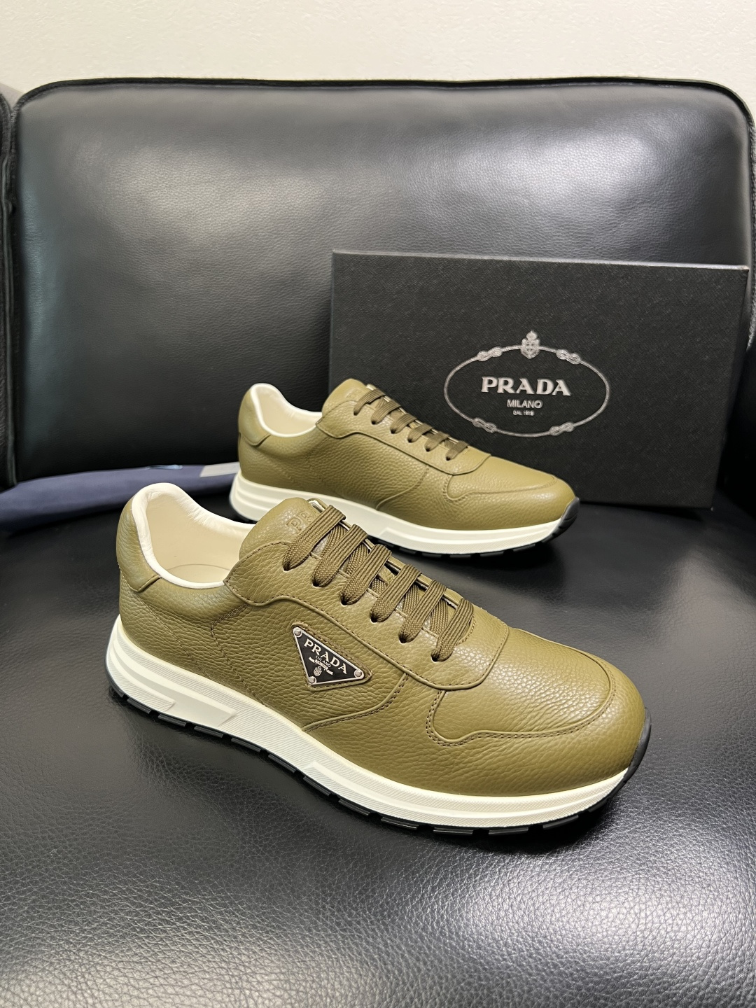 NO:639867,Prada top handicrafts, synchronized with Prada counters, original factory configuration of cowhide fabric imported from Italy, imported cowhide lining, breathable and comfortable, soles specially provided by the original factory, original factory and single goods, high quality, welcome to compare, code number 38-44 (customized 45 46),, prada, prada, cowhide19860909Prada 顶级工艺品,普拉达 专柜同步,原厂配置意大利进口牛皮面料,进口牛皮内里垫,透气舒适,鞋底原厂特供原版底,原厂跟单货 高品质 欢迎对比,码数 38-44（订做 45 46）,,prada,prada,cowhide,Men's shoes