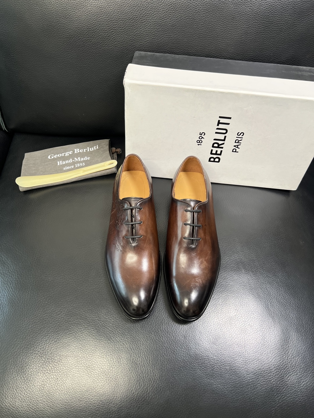 Berluti 顶级代购 布鲁提 专柜同步发售原厂配置，意大利进口牛皮面料，全进口水染牛皮里垫，鞋底：原