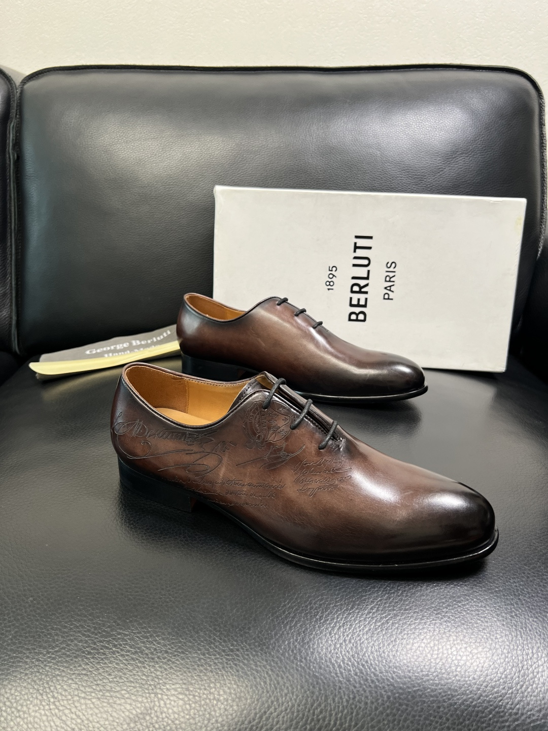 Berluti 顶级代购 布鲁提 专柜同步发售原厂配置，意大利进口牛皮面料，全进口水染牛皮里垫，鞋底：原