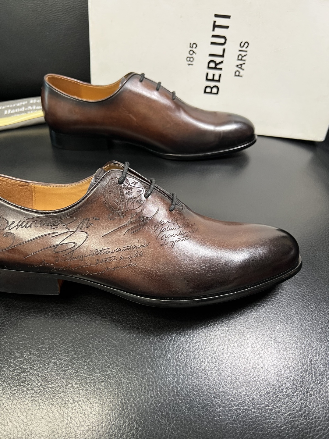 Berluti 顶级代购 布鲁提 专柜同步发售原厂配置，意大利进口牛皮面料，全进口水染牛皮里垫，鞋底：原